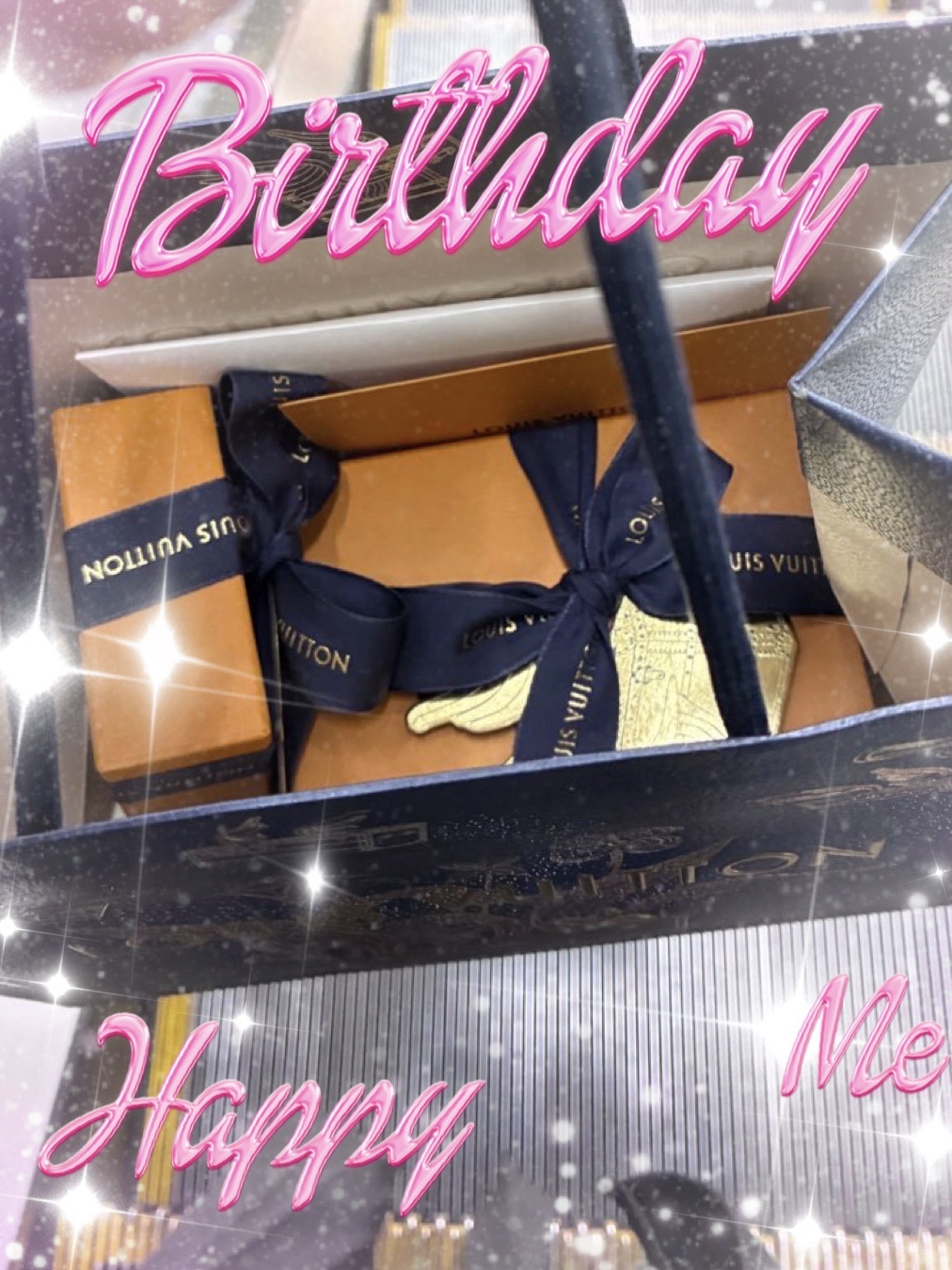 実は先日誕生日を迎えました✨

もう年齢的におめでたくないお年頃なんですが、やはり誕生日には自分を甘やかしたくなりますよね🥰

ここ３年は、必ずヴィトンで自分自身へプレゼントを買っちゃってます🎁

この日はまずアフタヌーンティーで奮発ラ