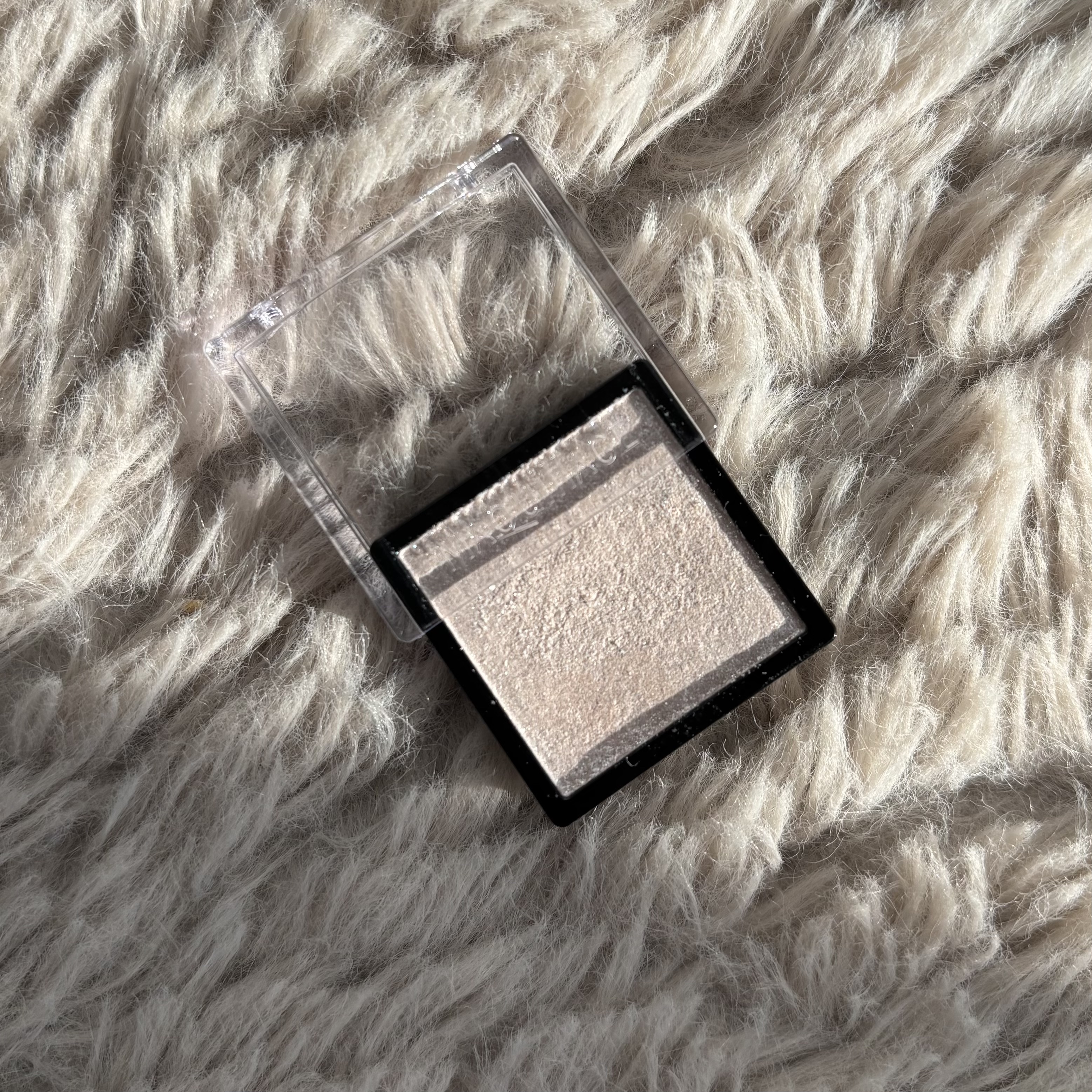 マキアージュドラマティックアイカラー✨

🤍SV841  ダイヤモンドシュガー

・

キメの細かいパウダーアイシャドウです！

ピタッと密着するから粉っぽくならず
使いやすい👏

イエベ春ですが目尻に少しだけ
塗布して使ってみたりして