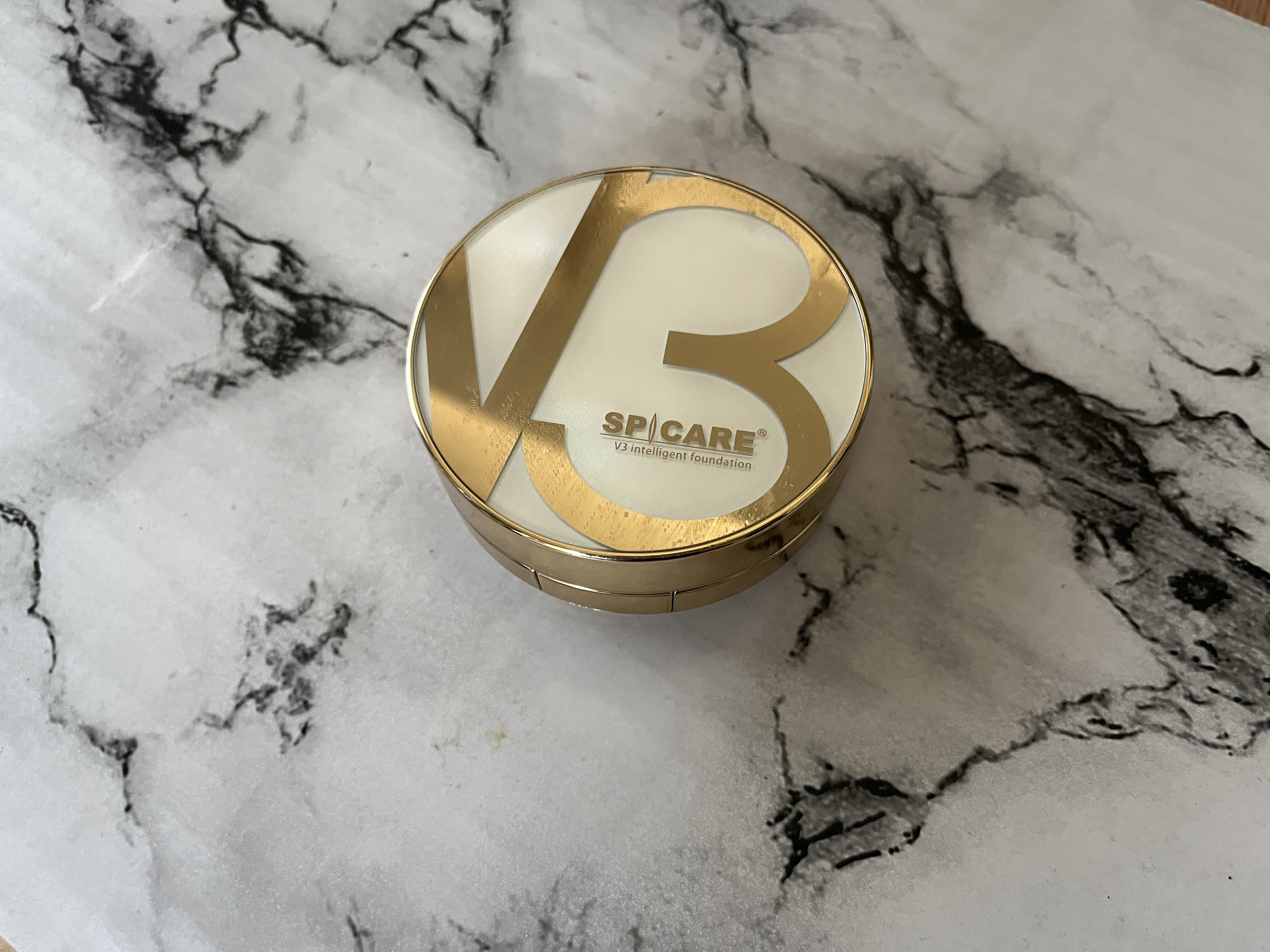 SPICARE SPICARE V3 インテリジェント ファンデーションのクチコミ「開封して初め使い方が分からなかった。
真ん中のこの窪みから出てくるのか？と思って押してみた。
.....」（1枚目）