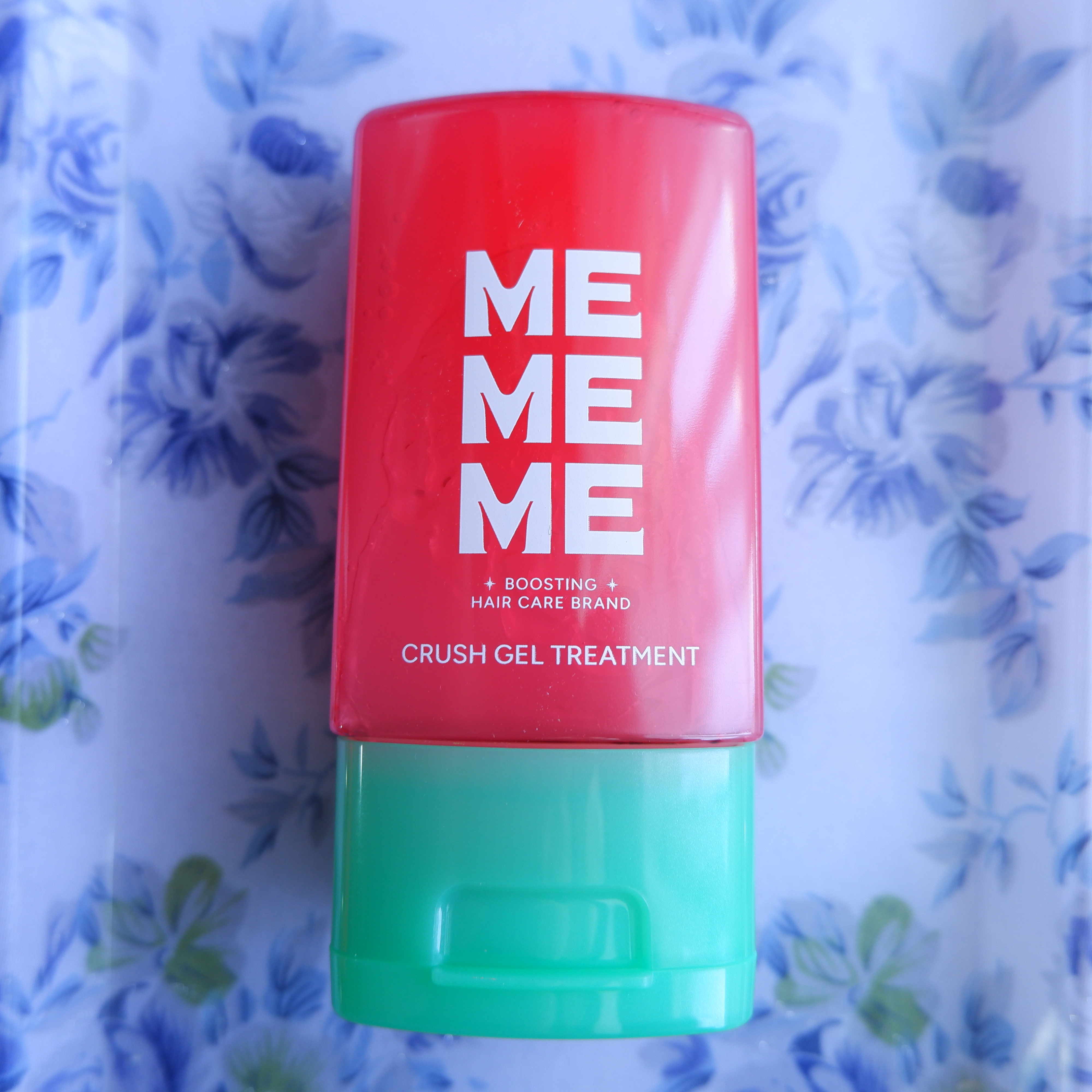 MEMEME_提供
新感覚！ぷるぷるジェルタイプの洗い流さないトリートメントです。
新感覚：花王内

中身はぷるんとした白いジェル。
手で伸ばすとクラッシュします。

ブラックベリー×フリージアの華やかな香りがしっかり香ります。

タオルド