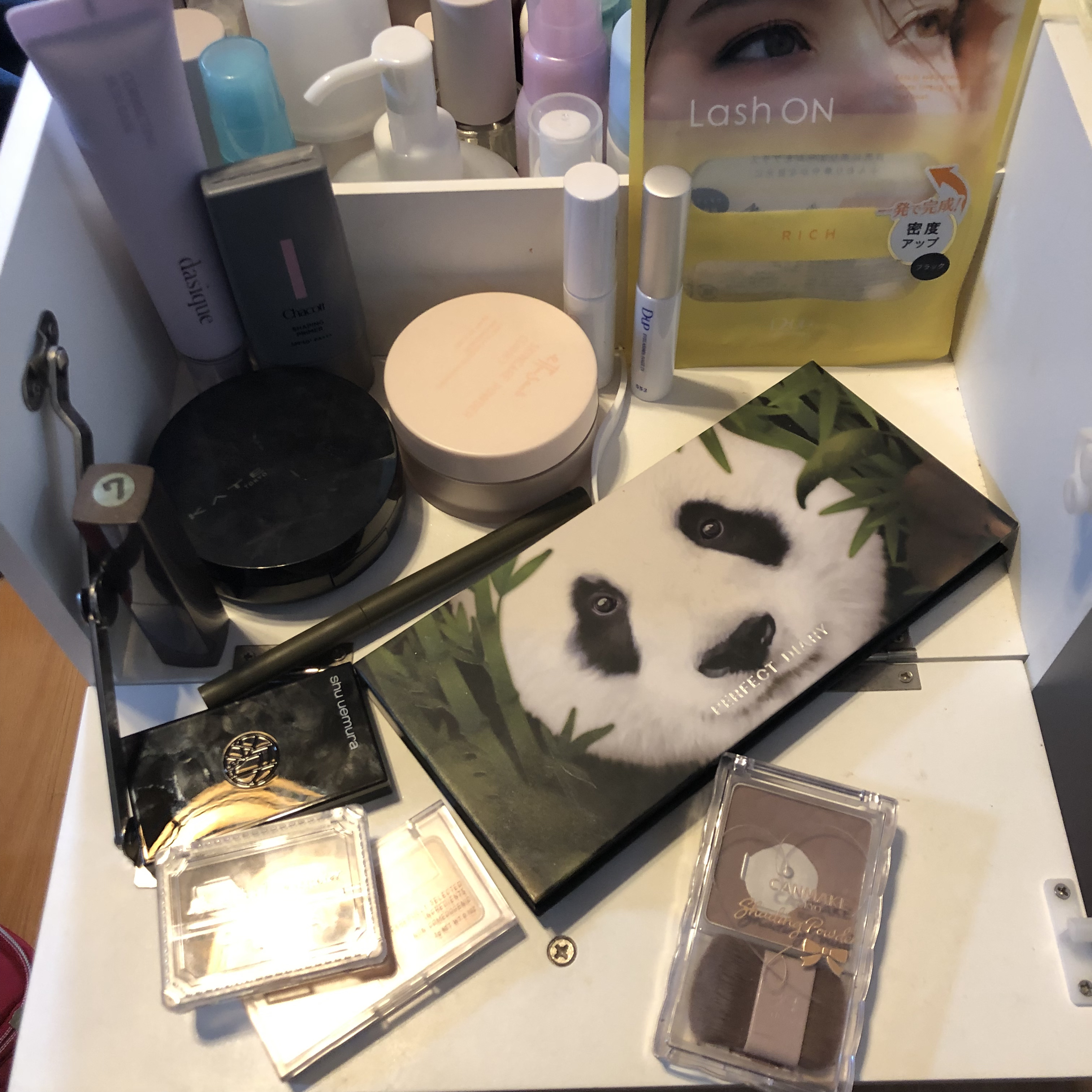 今日のメイクです🐸
合唱団の練習に行くだけですが、この前やってみたパンダグリーンメイクをまたやってみました🐼

---
☆dasique
 コレクティングサンベース 04ピュアラベンダー

☆チャコット・コスメティクス
 シェイピングプ