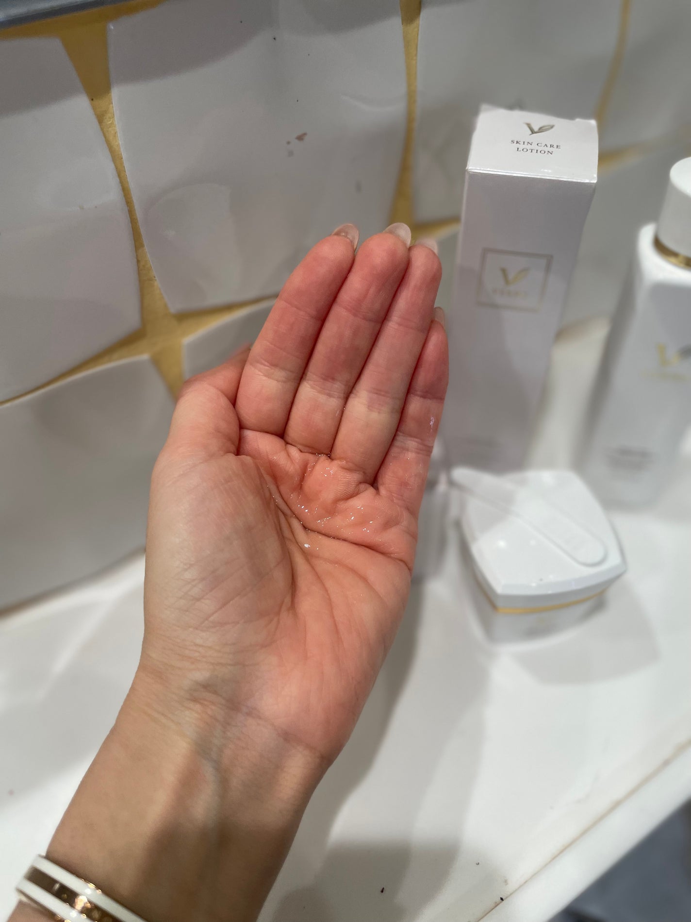 miku hirata💓 on LIPS 「ゆらぎやすいお肌のケアに🫶VERNOSKINローション〈医薬部..」(3枚目)