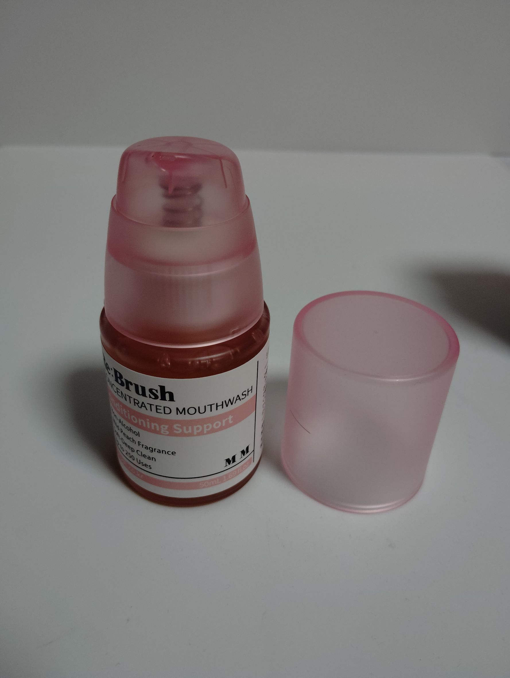 濃縮タイプなので少量でもしっかり口の中がスッキリして、辛すぎない刺激がちょうどよく使いやすいです。口臭ケアにも良さそうだと感じました。

小さめサイズで持ち運びやすく、会社やバッグに1つ置いておけるのも便利。桃の香りがやさしくて、アルコール