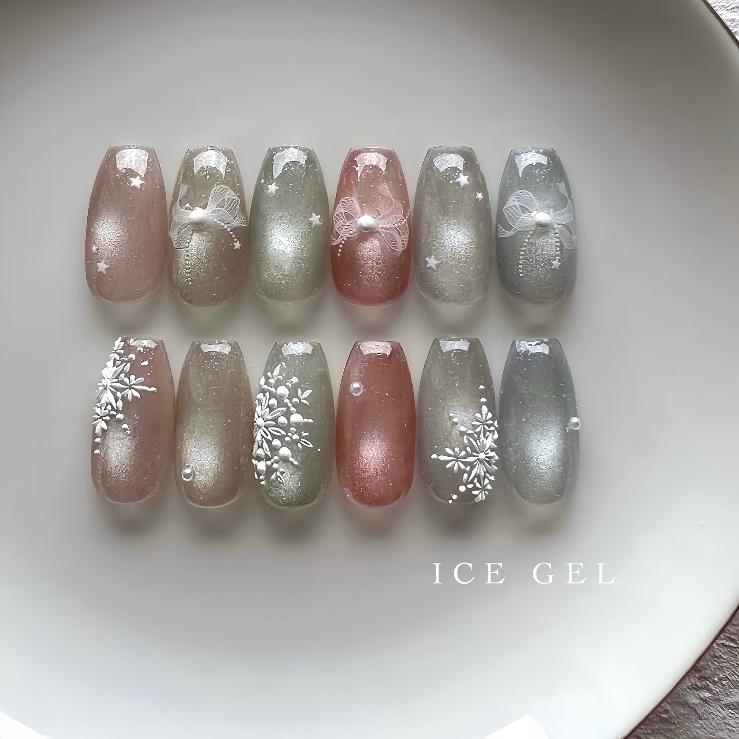 @icegel_japan 
💫 STAR GALAXY GEL _AIR MIST💫

TPO Free&HEMA Freeのマグネットが登場✨

霧のように指先を突き抜ける光。
星の光で透明感のあるキラキラネイル☁️✨

白いマグネ