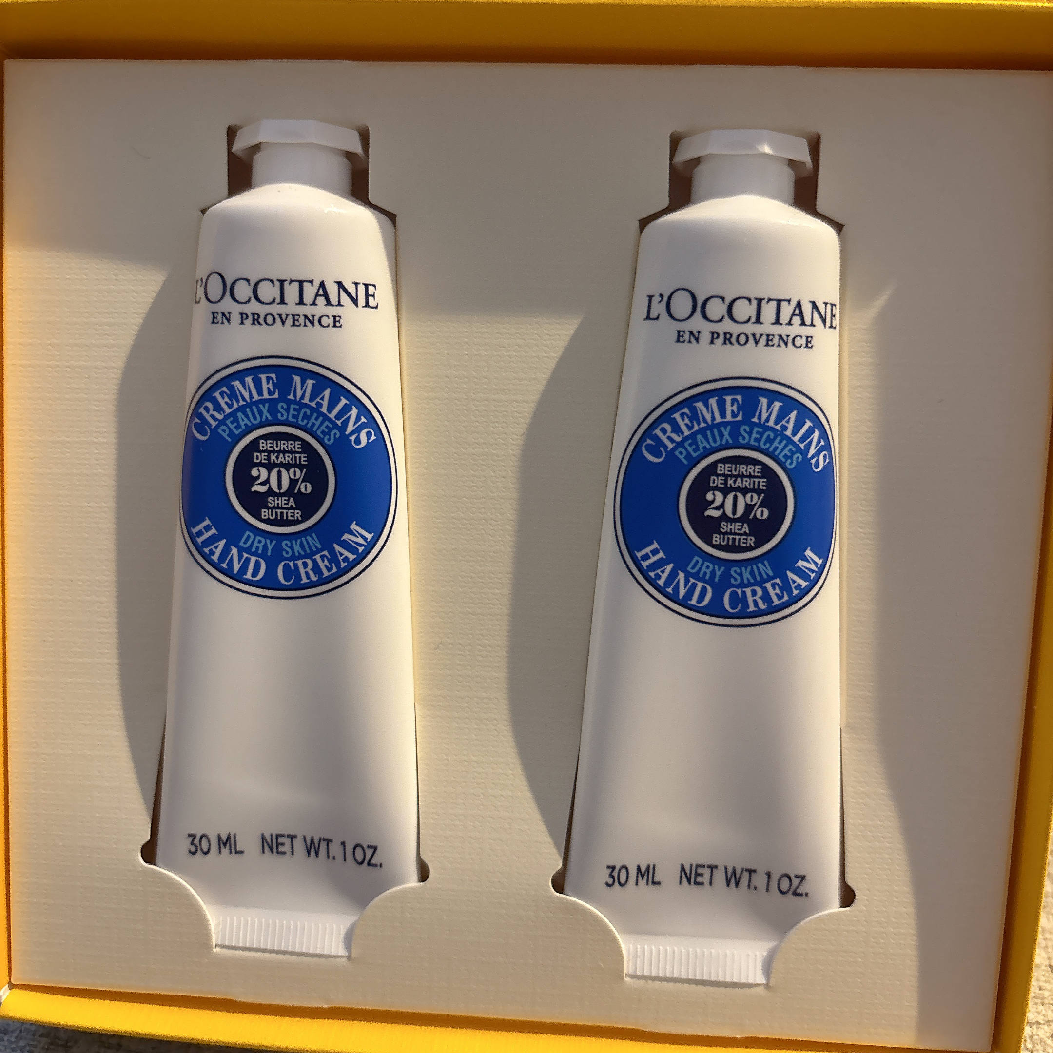 L'OCCITANE　シア ハンドクリーム


プレゼントでいただきました🎁
何度も愛用しているL'OCCITANEのハンドクリーム✨
1番シンプルで香りも好きなものなので、仕事中などもリフレッシュのために使っています😌🫶🏻

しっ