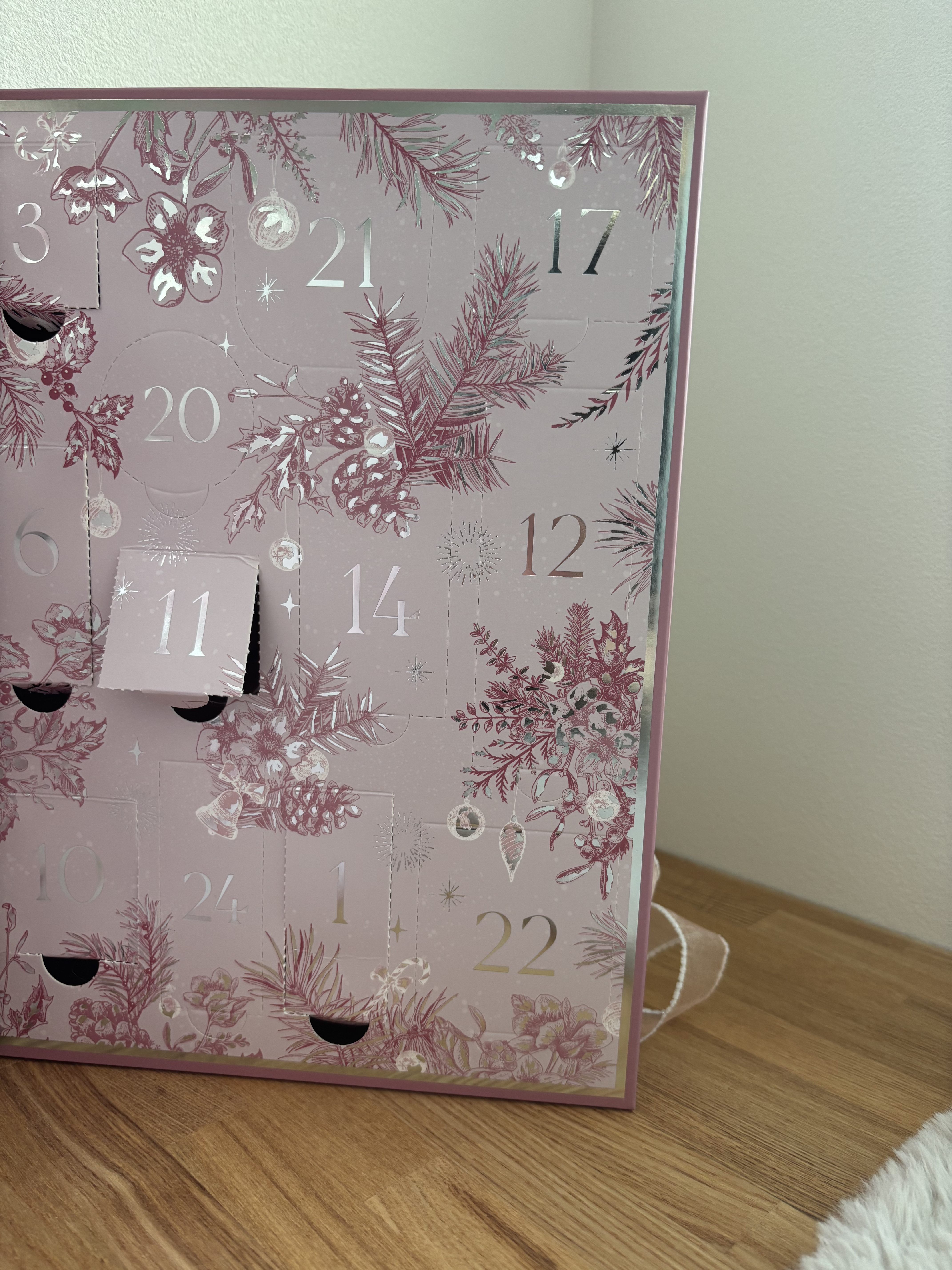 🦌•┈ ✨ ┈ 🌟┈🎄┈🌟┈✨┈•🦌

Francfrancアドベントカレンダー2025

2025年12月12日✨️
ハンドクリーム✋🫧ベルガモットの香り💐

1日は、ハンドクリーム、
2日は、バスペタルだった🩷
3日は、