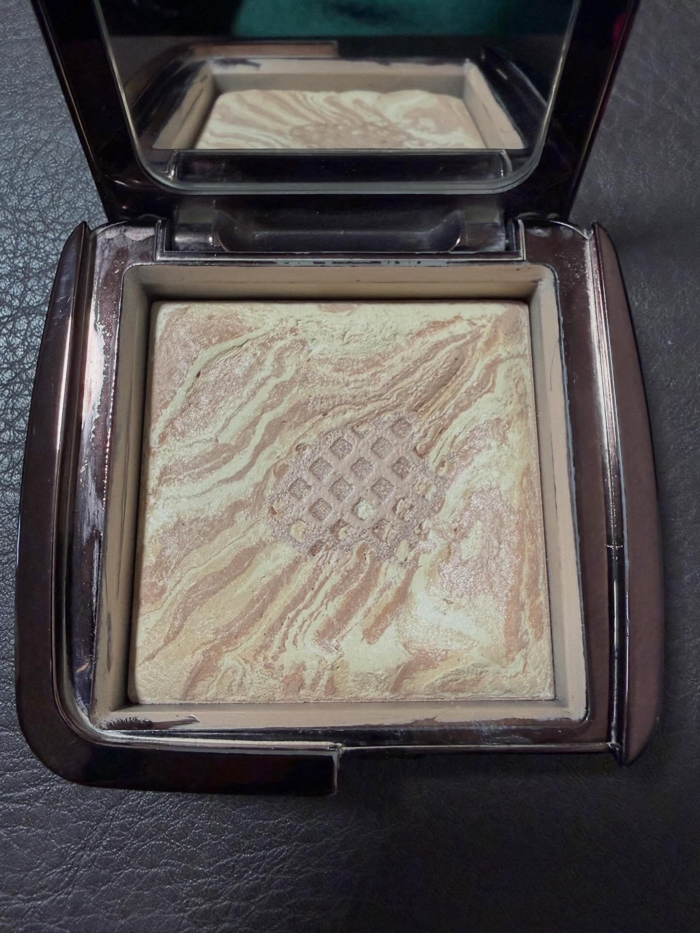HOURGLASS Hourglass Ambient Lighting Powderのクチコミ「本日の#底見えコスメ紹介  
汚！な為、閲覧注意⚠️w

#アワーグラス
#hourglass.....」（2枚目）