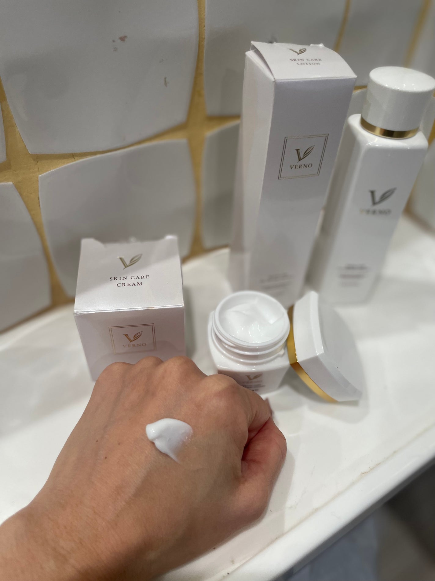 miku hirata💓 on LIPS 「ゆらぎやすいお肌のケアに🫶VERNOSKINローション〈医薬部..」(2枚目)