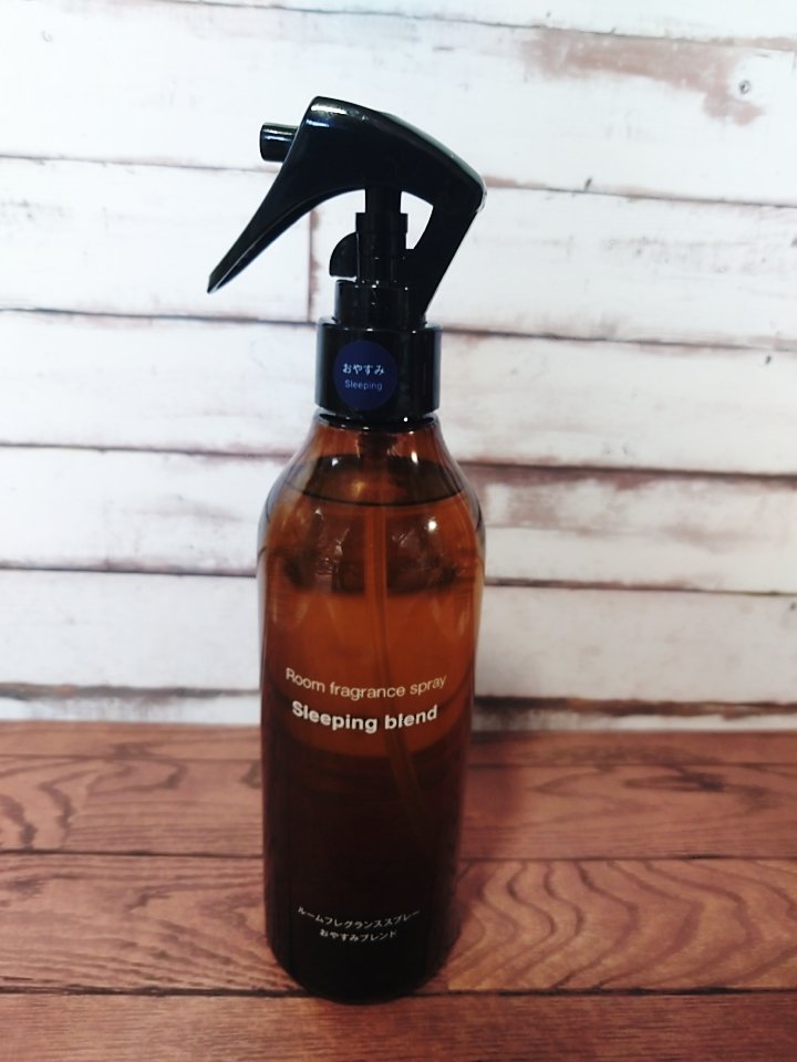 🌃無印良品
　　　　ルームフレグランススプレーおやすみブレンド🌃
以前、無印良品のフレグランスミスト（おやすみブレンド）を購入👛し、寝る前の枕にシュッシュして愛用していましたが、今回はルームフレグランススプレーを購入👛
部屋全体をい