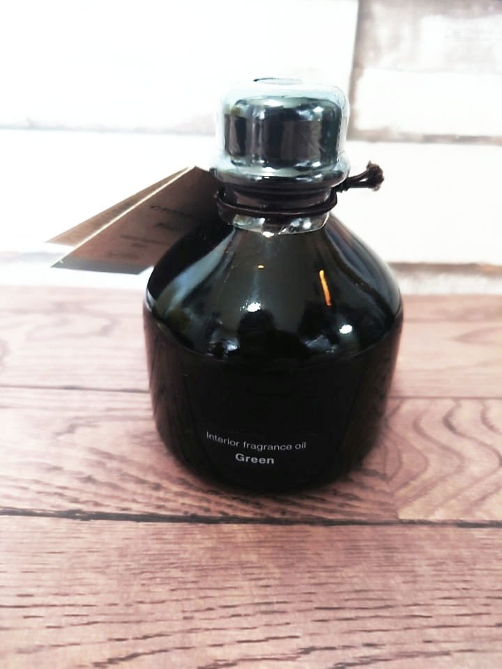 🌳無印良品　インテリアフレグランスオイル グリーン🌳
無印良品のフレグランスオイルといえば、ウッティーが人気ですが、私にはちょっとくどすぎました。
、そして、エアーを購入👛
スッキリ爽やかな香り…なんだけど、香りが広がらない

そして