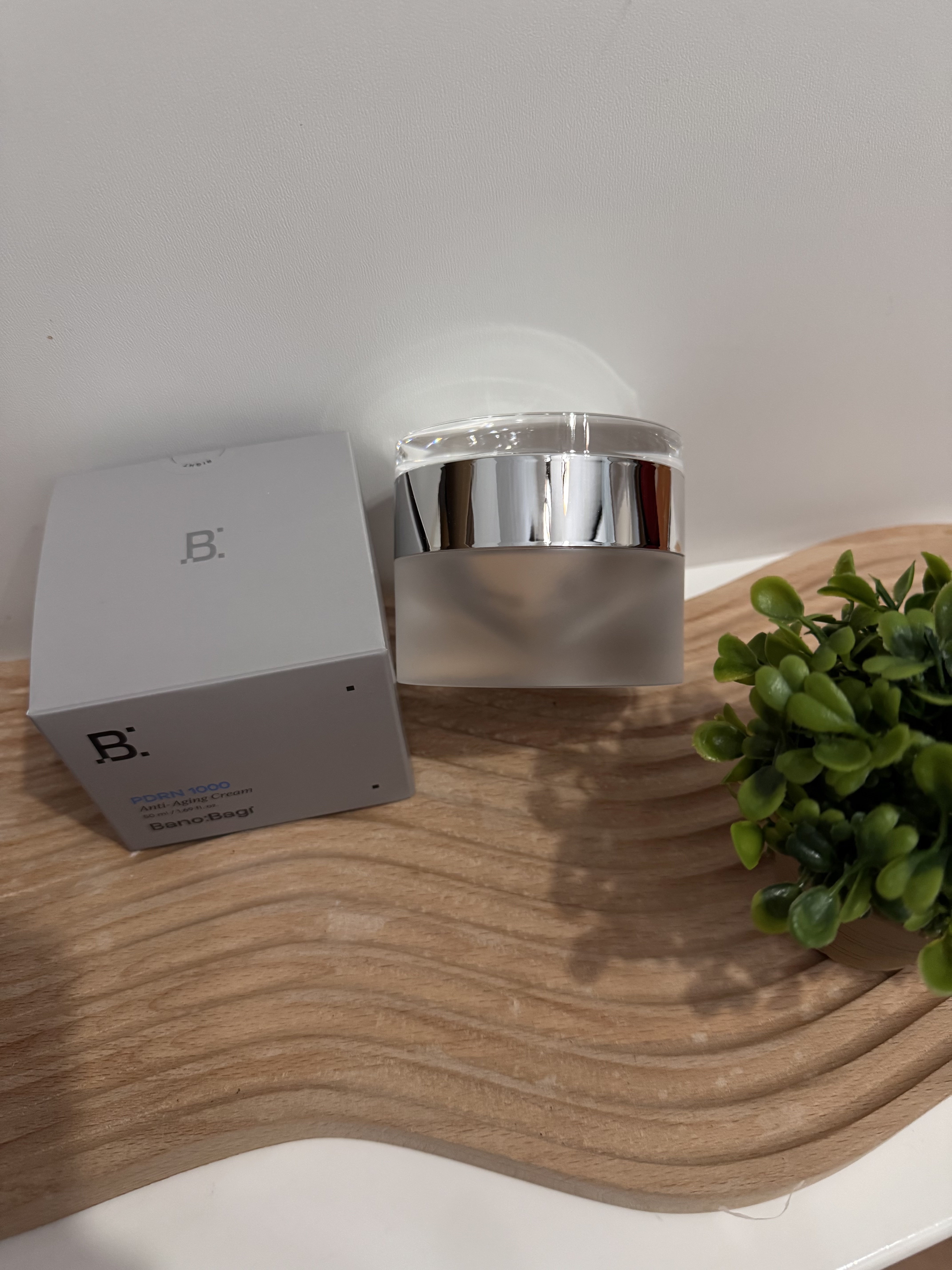 韓国の人気ドクターズコスメ【BANOBAGI】から、待望のPDRNライン。

PDRNアンチエイジングクリーム　
スパチュラで取って肌に置くとソフトクリームのように盛り上がる硬めのテクスチャーのクリーム。ベタつかず肌馴染みのいい使用感です。