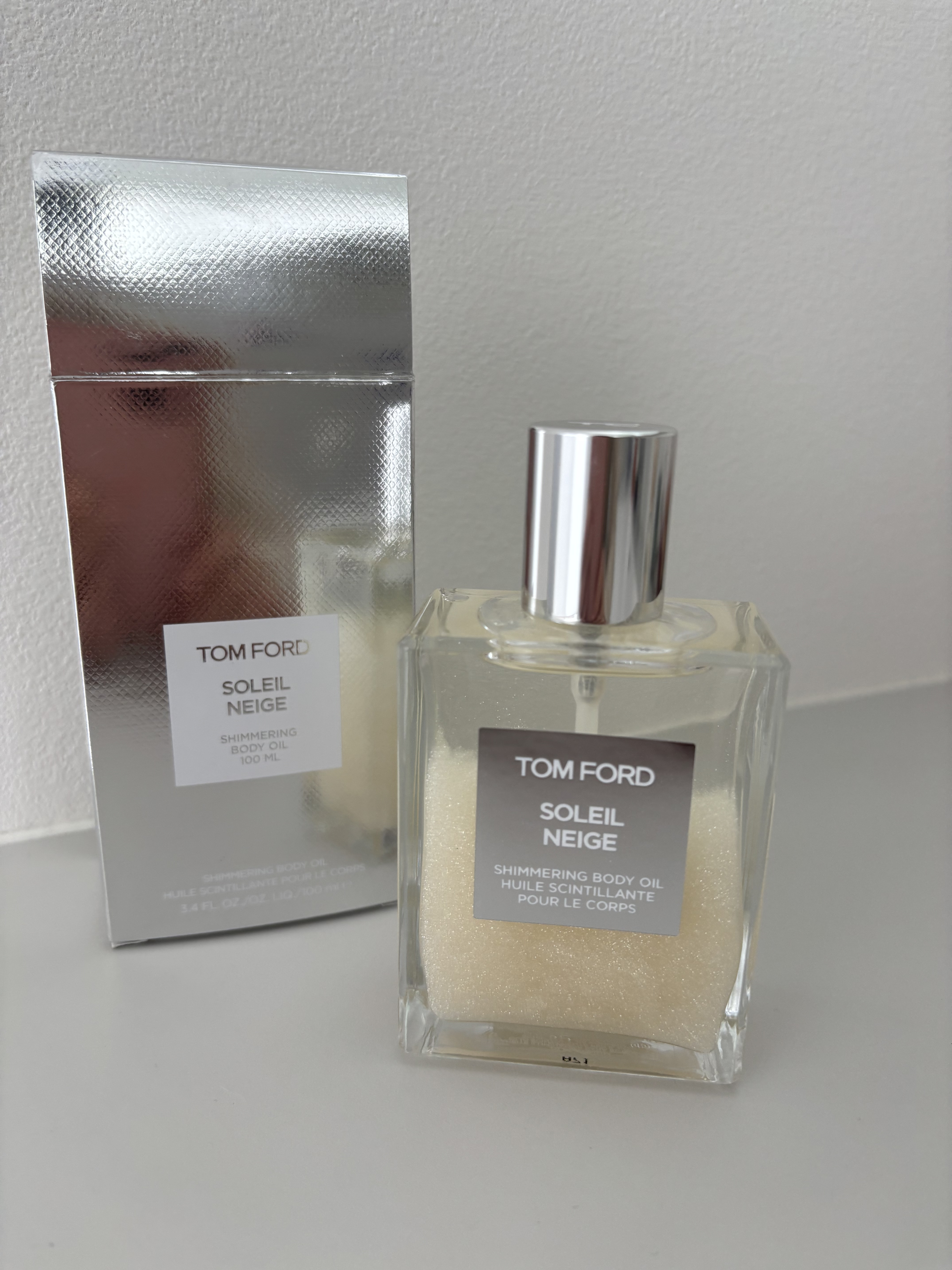 TOM FORD BEAUTY
ソレイユ ネージュ シマリング ボディ オイル

100ml
¥14,300

100ml持ってるのに40mlも欲しい🙂‍↕️

最近、乾燥するのでボディオイルにハマって
ます(*´◒`*


色々な種類の