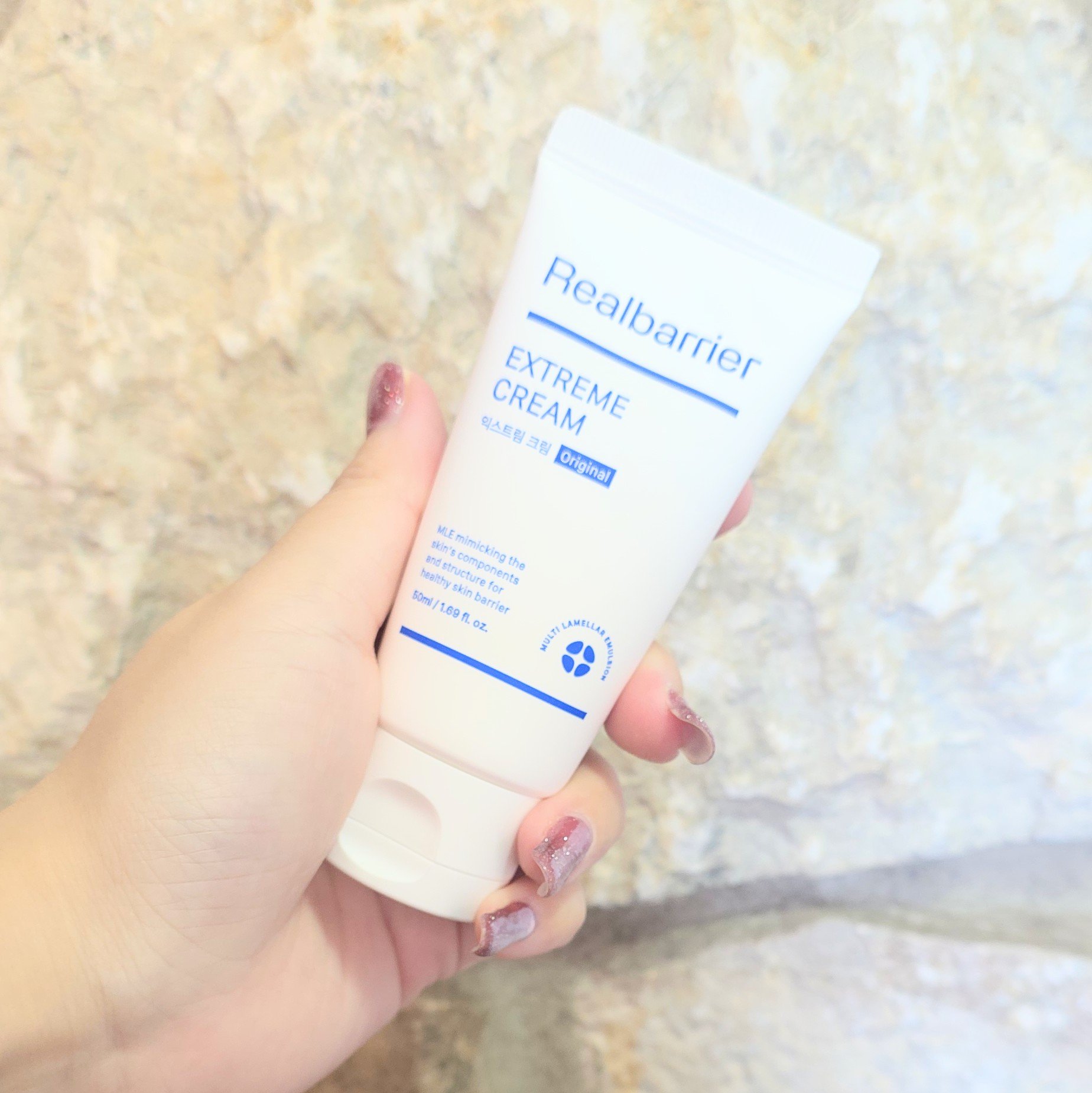 リアルバリアのエクストリームクリームオリジナルはもっちりこっくりでしっかり保湿系なのにスルッと伸びるのもストレスフリー👏🏻💗薪ストーブで火の熱をモロに浴びる環境なんだけどそれでも乾燥を感じない鉄壁ガード👊🏻セラミド配合で肌荒れ時期