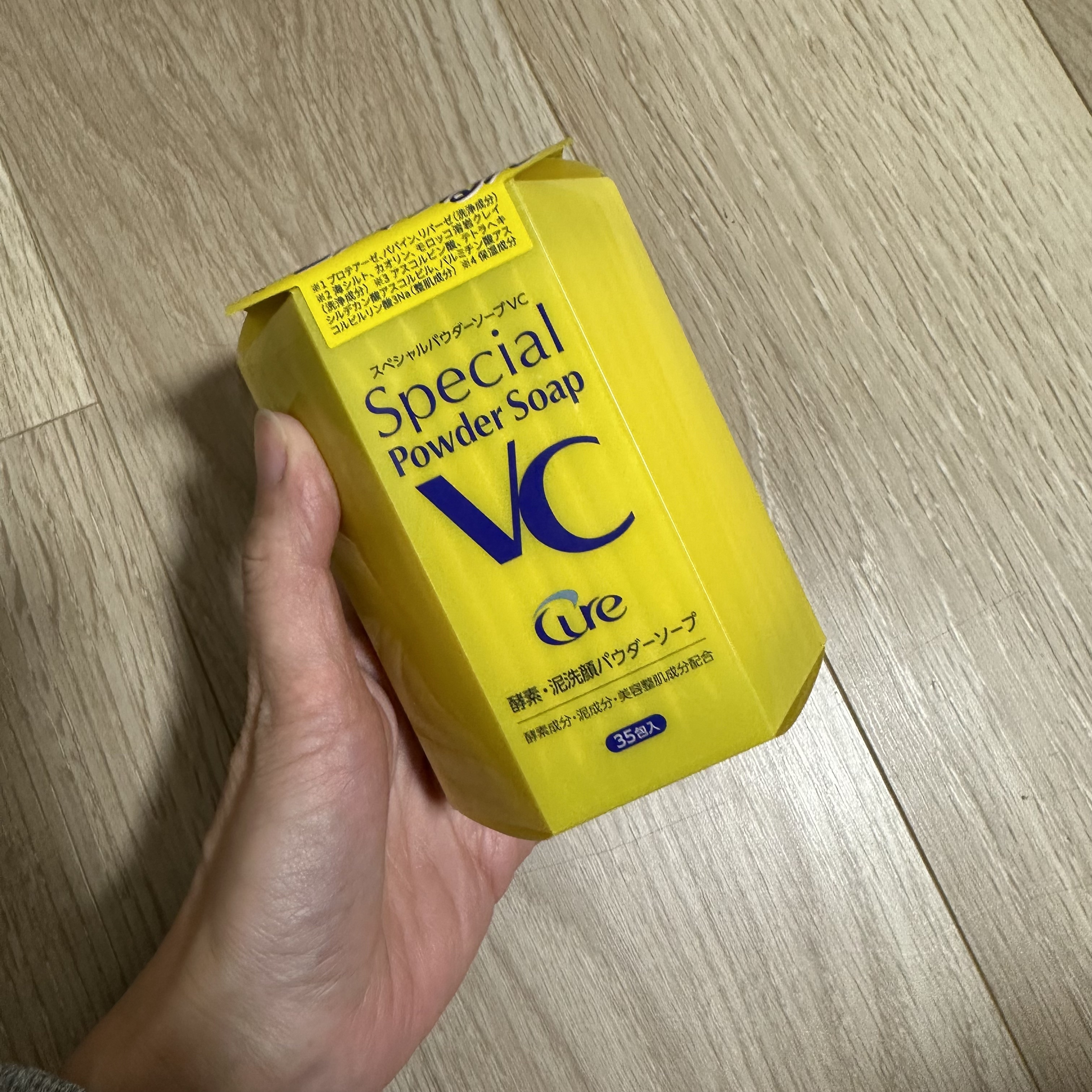 さらさらパウダーで、溶けやすかったです。
すぐにふわふわの柔らかい泡になりました。
香りは特になく、シンプルな洗顔でした。