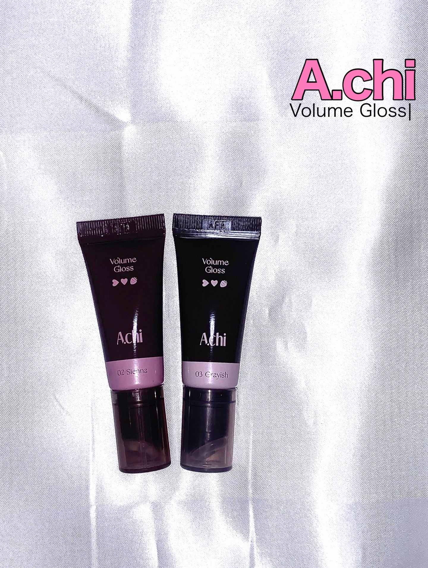 A.chi 【ボリュームグロス】
02 Sienna / 03 Glayish

02はほんのり赤みを帯びた
ダークシエナチョコカラー🍫
ティントに重ねるとブラウン味が
増して柔らかい印象になる☁️

03はベールをかけたように
神秘的な