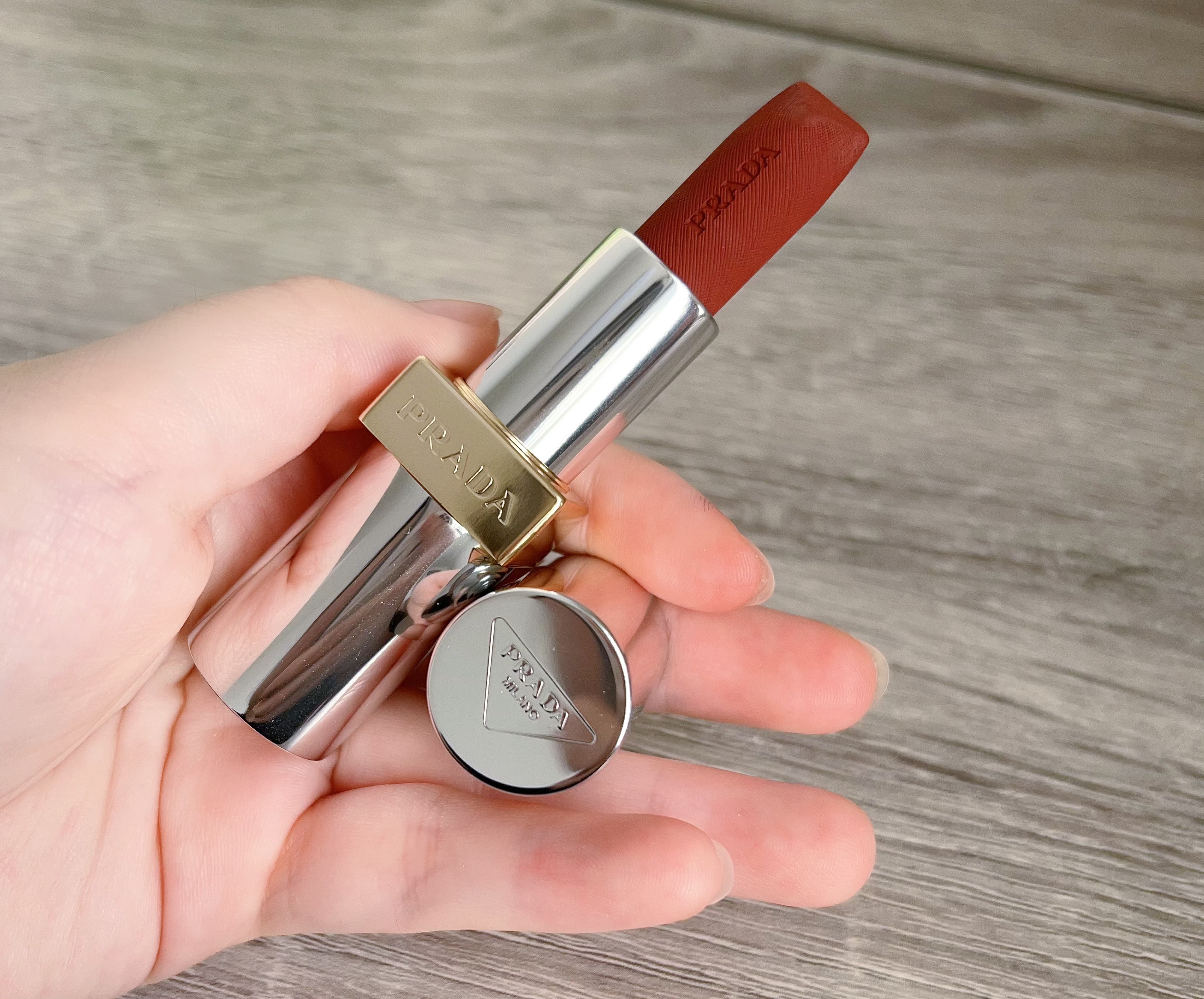 モノクローム ウェイトレス リップカラー(マット レザー) B03 マホガニー/PRADA BEAUTY/口紅を使ったクチコミ（3枚目）