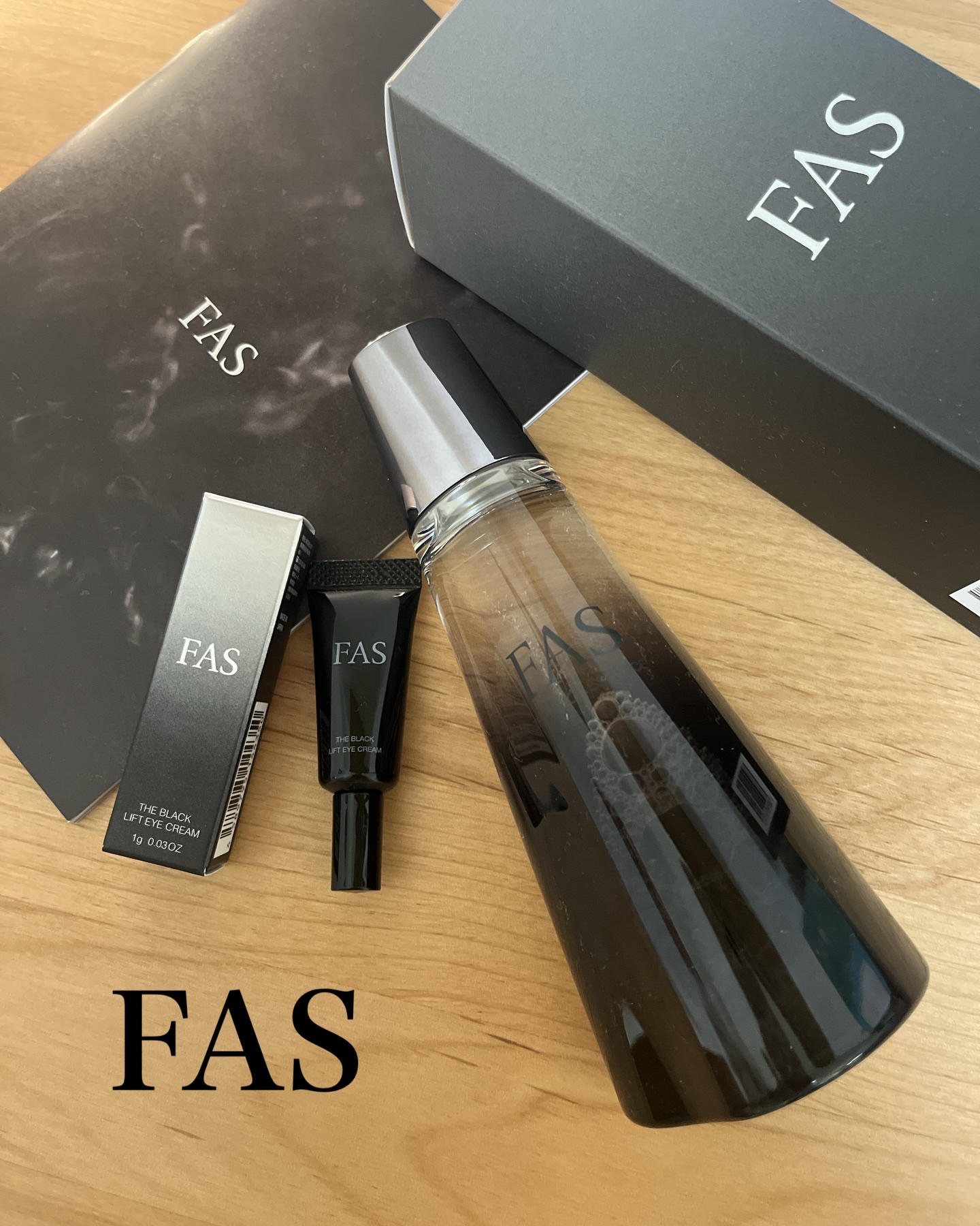 #提供 #FAS
アットコスメ様よりいただきました。

／
1滴に738種もの成分配合！
発酵エイジングケア*で肌ふっくら♡ʾʾ
＼

FAS
ザ ブラック エッセンス
120ml

独自成分の黒豆発酵液*²が、
角質層深くまで染みわたる化