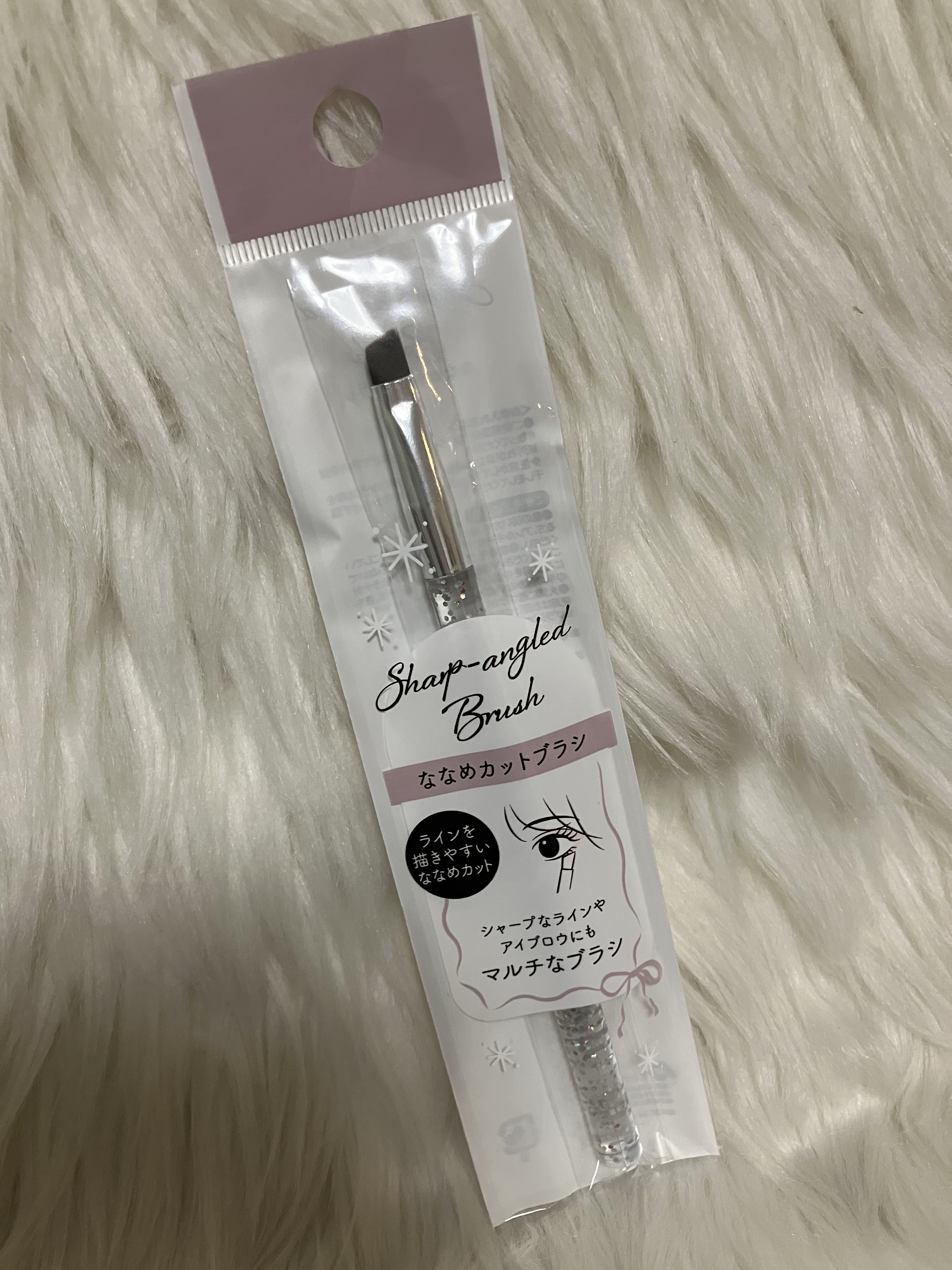 セリアで購入したななめカットブラシ。

三角ゾーンに使いたくて買ってみたんですが、思ったよりコシがなくて発色がかなり薄い💦

その分肌あたりはかなり優しいです！
びっくりするぐらいチクチクしない👍

柔らかく色を入れたい時とか、涙袋の影