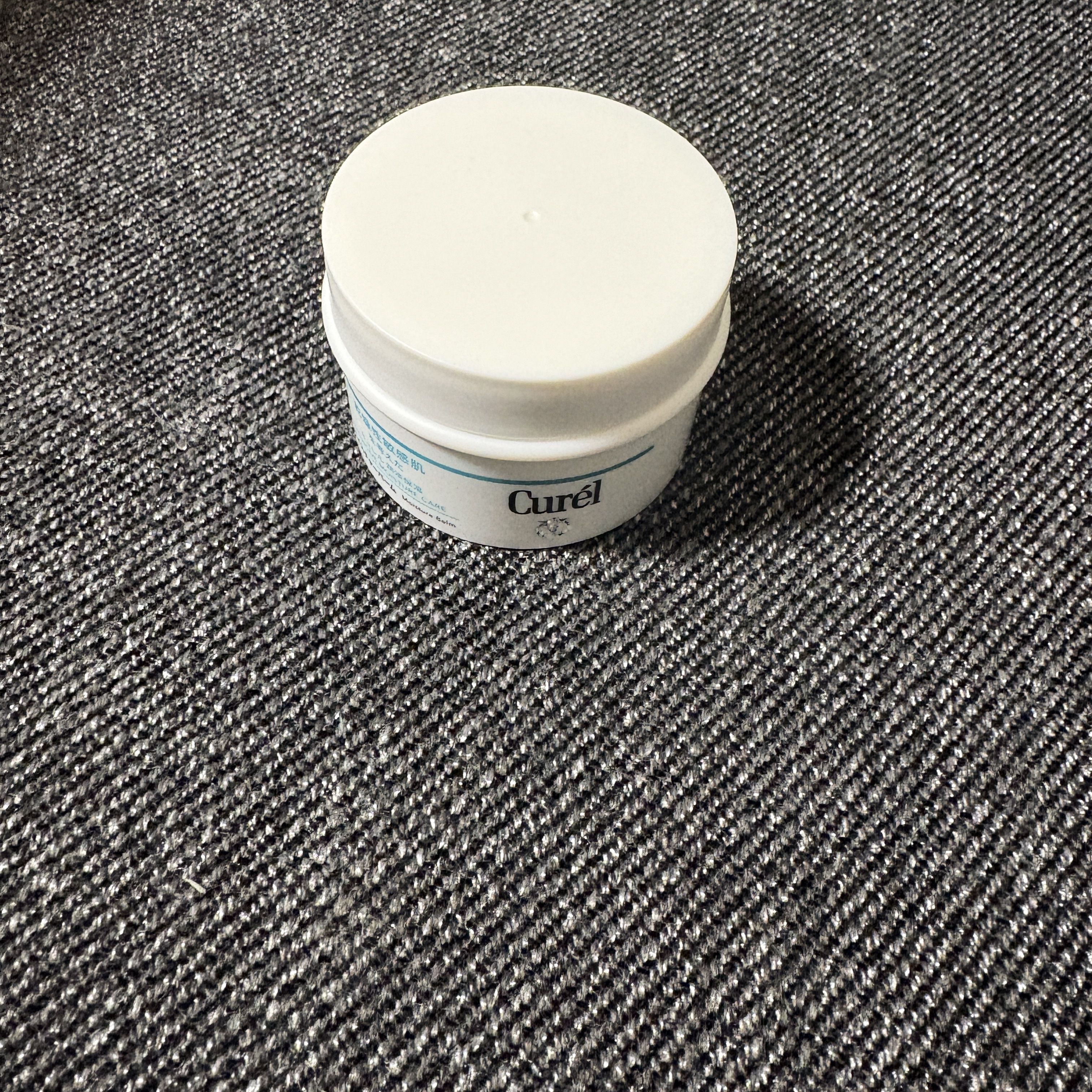 キュレルモイスチャーバーム ジャーを購入しました✨顔にも使えて、だいぶ私の肌の治安が良くなってきております🥺

#乾燥肌 #敏感肌 #保湿 #保湿クリーム 

この時期の保湿は死ぬほど大事ですね、、😢
キュレル様々です、、