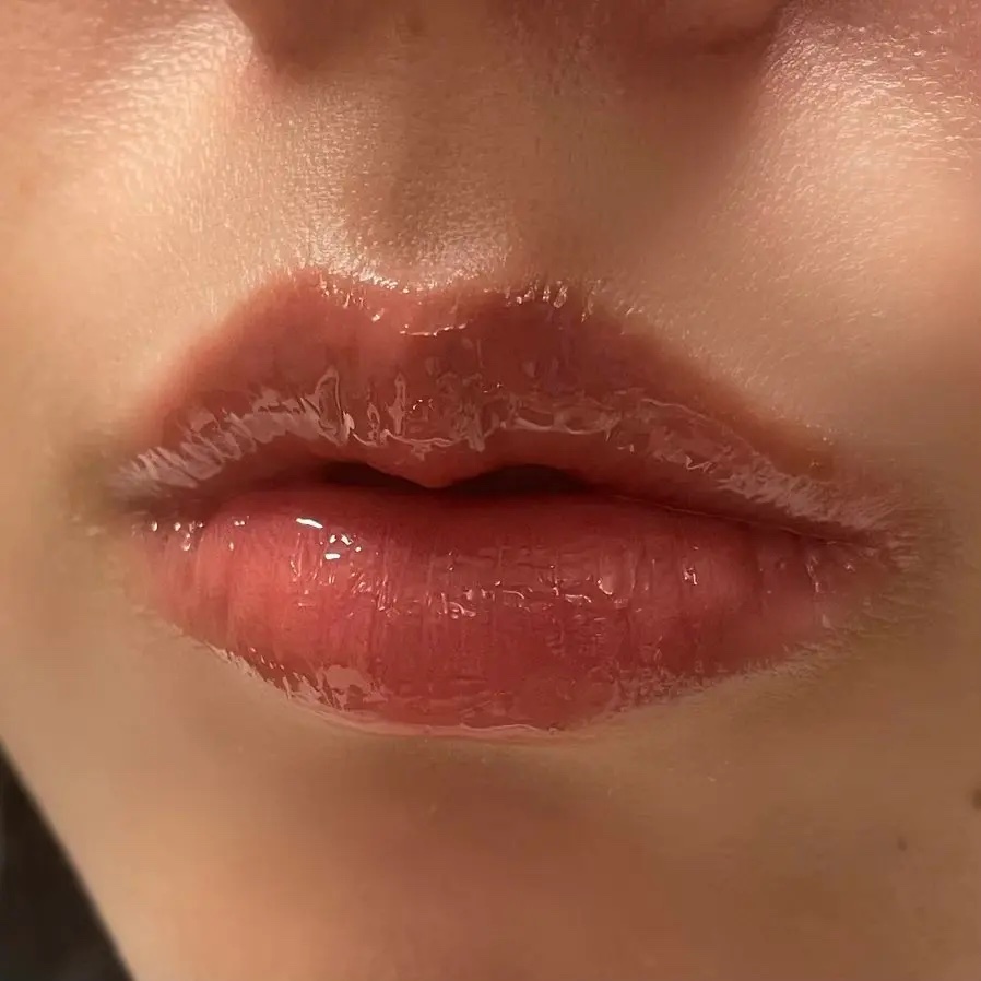 フィー 3Dボリューミンググロス B15 ピーチウーロン 70％/fwee/リップグロスを使ったクチコミ（2枚目）