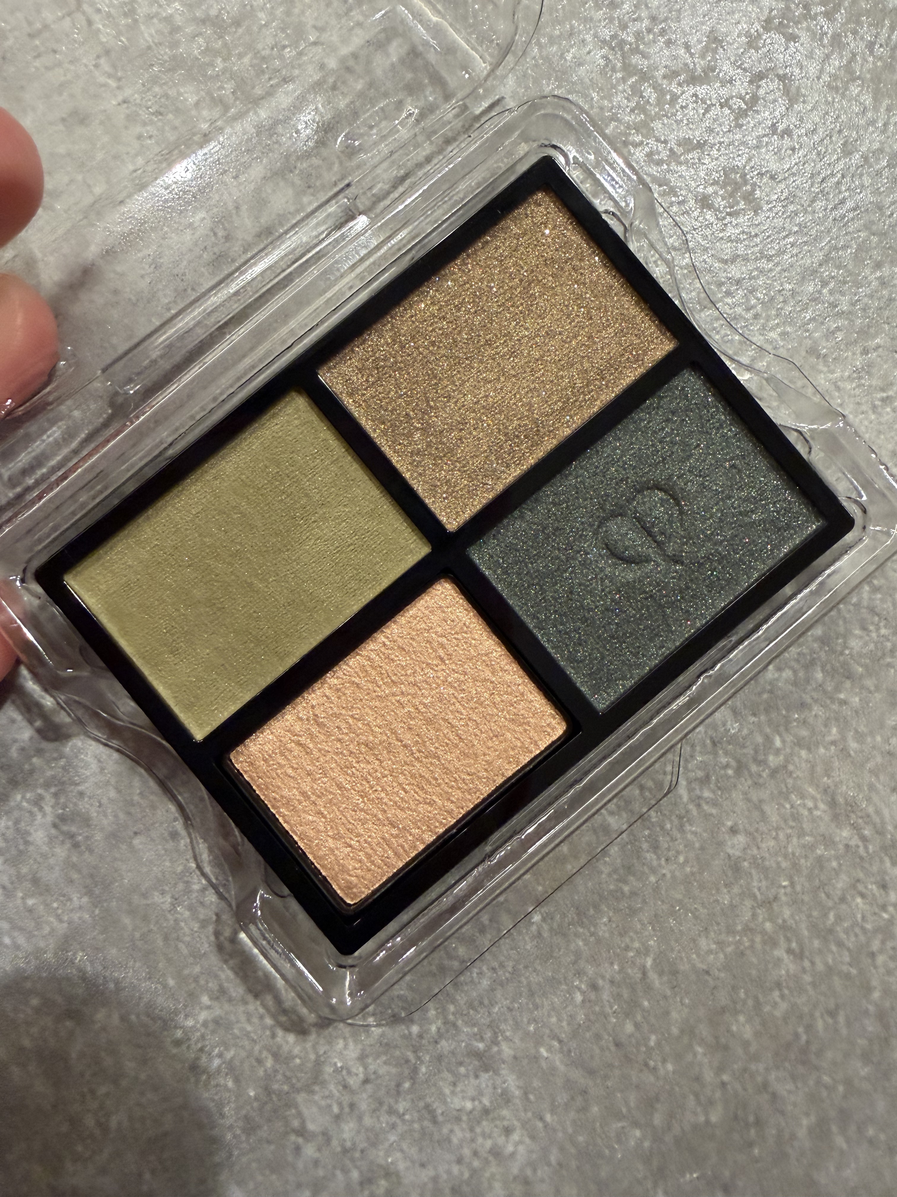 オンブルクルールクアドリ 10 Sea Grass（レフィル）/クレ・ド・ポー ボーテ/アイシャドウパレットを使ったクチコミ（1枚目）