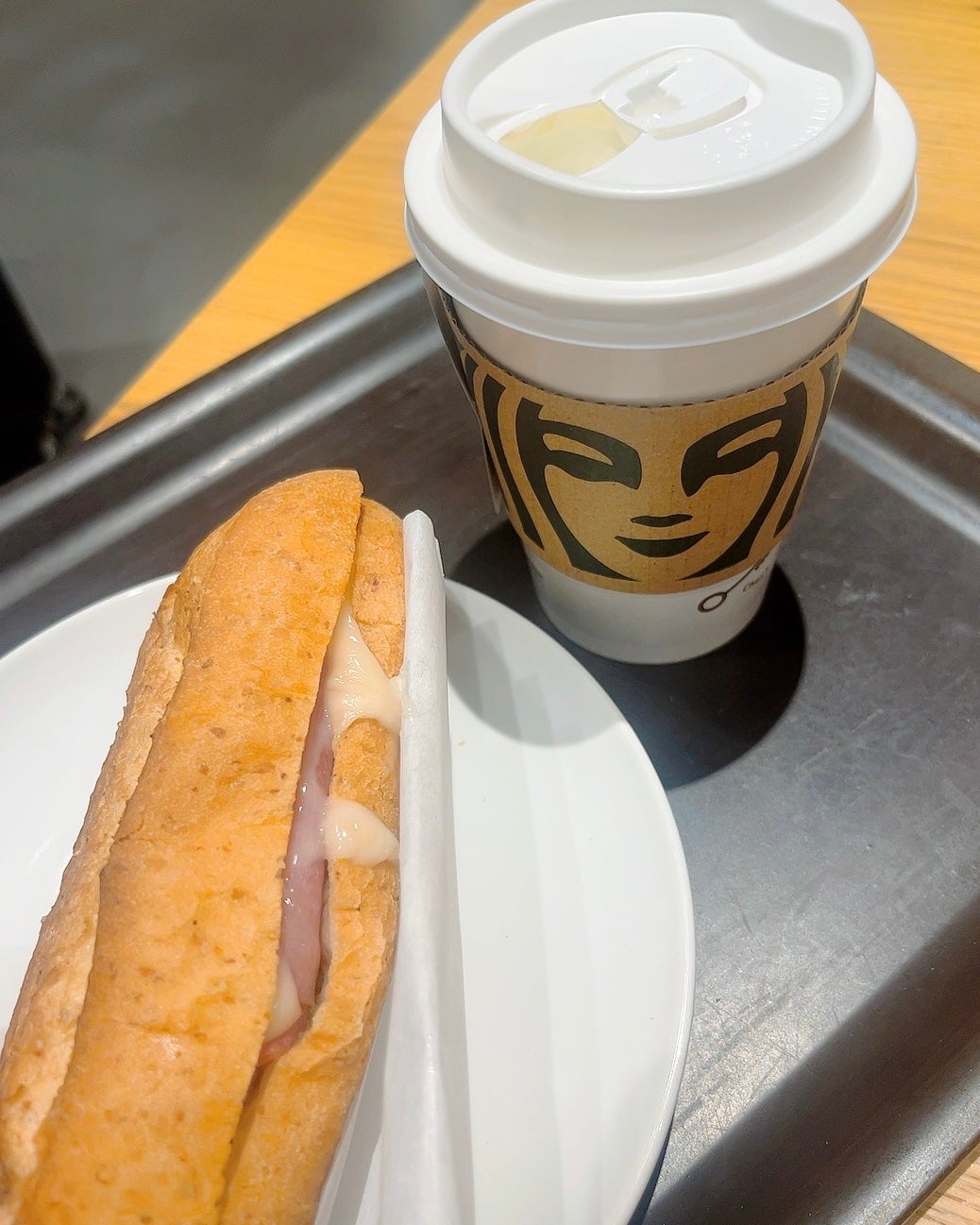 ハム&マリボーチーズ 石窯フィローネ/スターバックス リザーブ/その他食品を使ったクチコミ(1枚目)