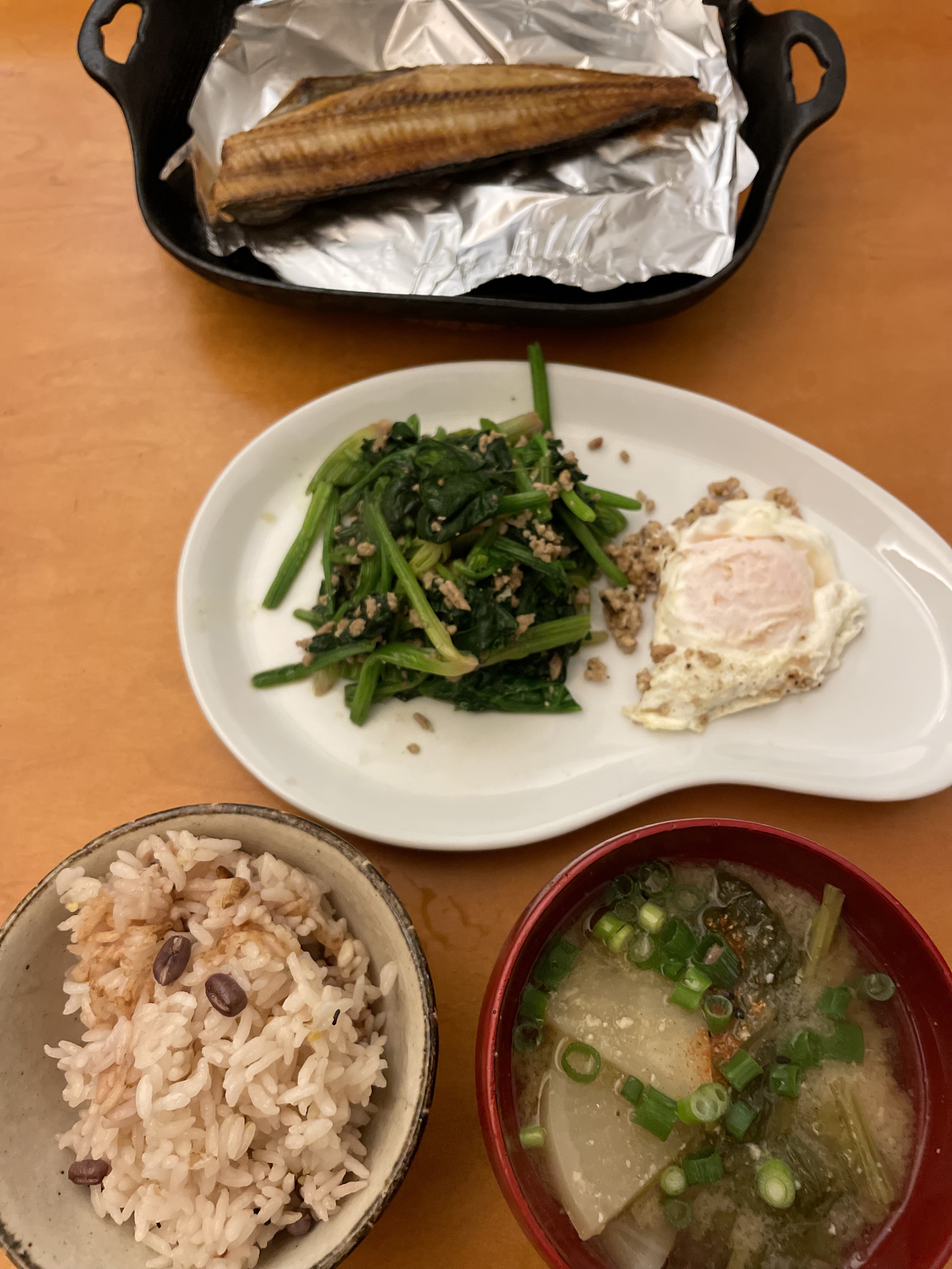 美肌への道

ほうれん草の炒め物

　植物油抜き対策として
　豚肉で炒めています。
　ついでに目玉焼き
　カレー粉を振って炒めました。

かぶのお味噌汁
雑穀と小豆入りご飯
ホッケ

育ち盛りの子供だと
欲求不満になりそうな💦