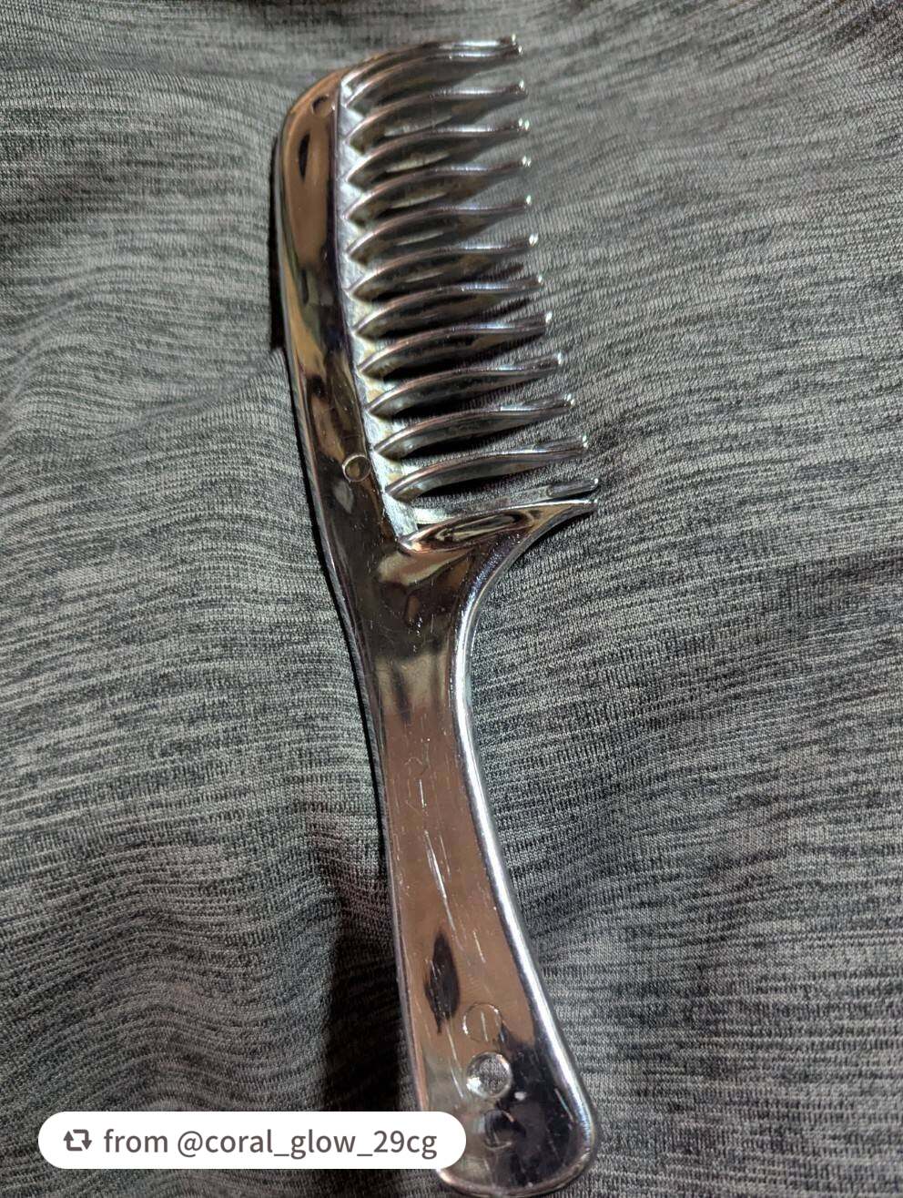 【coral_glow_29cgさんから引用】

“静電気がおきやすい季節はこのコームが一番！
他ので梳かすと静電気でボワボワしちゃう時の強い味方です。
コームの歯が２列になっているところもいい！
普通に梳かすだけでサラサラになります。
”