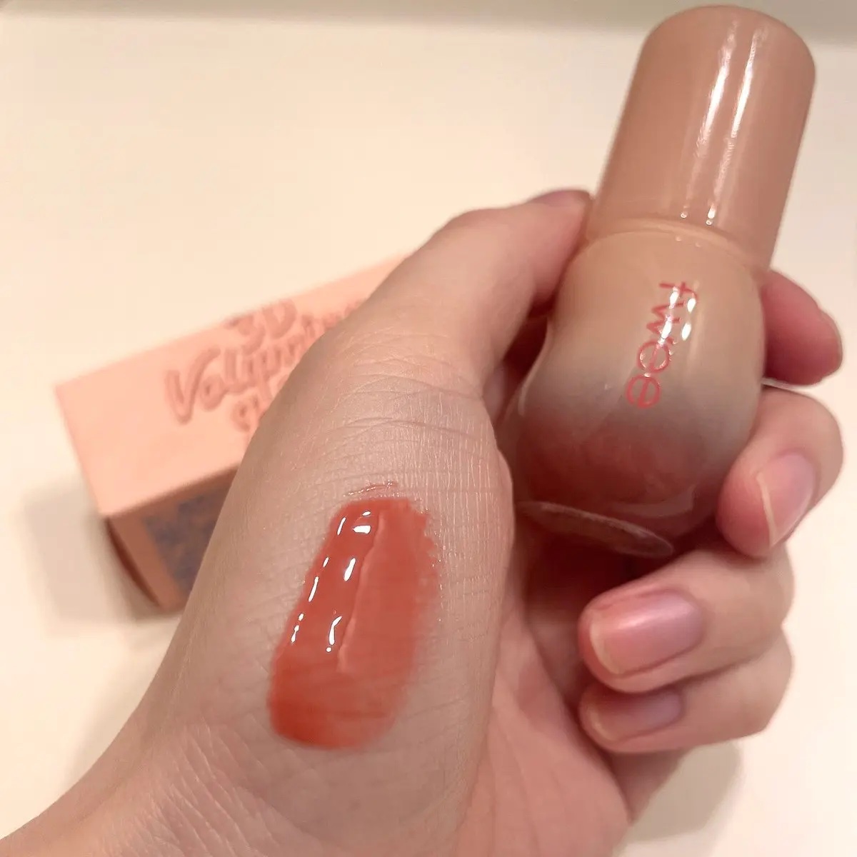 #PR
#gift🎁　
#むーんぱわーさろん
fwee🍑ピーチウーロン70%

ちょ…これ可愛すぎ大事件🤤
手につけた段階からすでにガラス玉みたいなちゅるん感で唇もちゅるちゅるバブ👶✨
ブルベでも使える万能リップだコレ。顔色明るくし