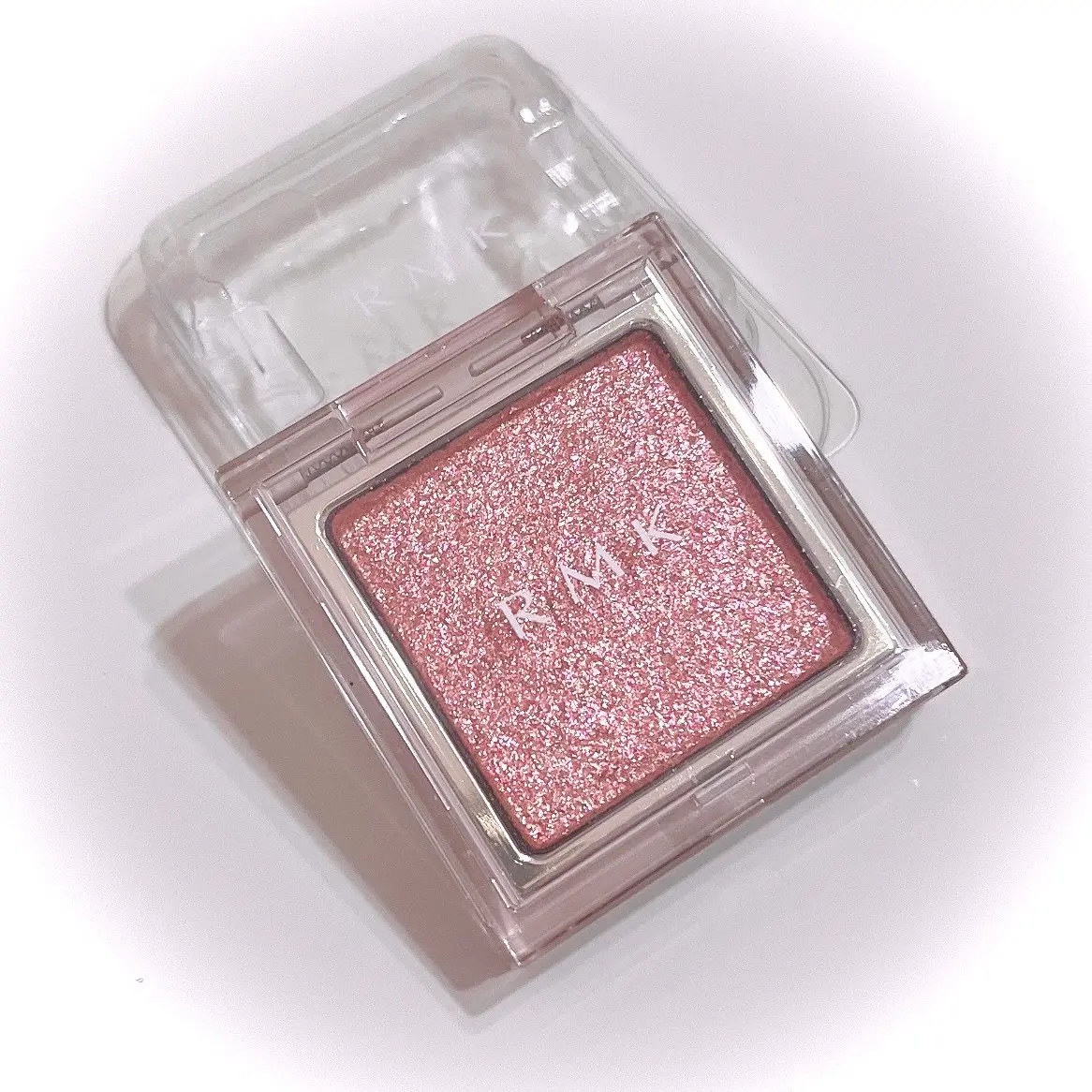 あ…あの…RMKのシャドウ可愛すぎるので
見てもらっていいですか…？？
💎：RMKシングルアイシャドウ19

キラキラ🥹🩷

#イルミ映えコスメ図鑑 
