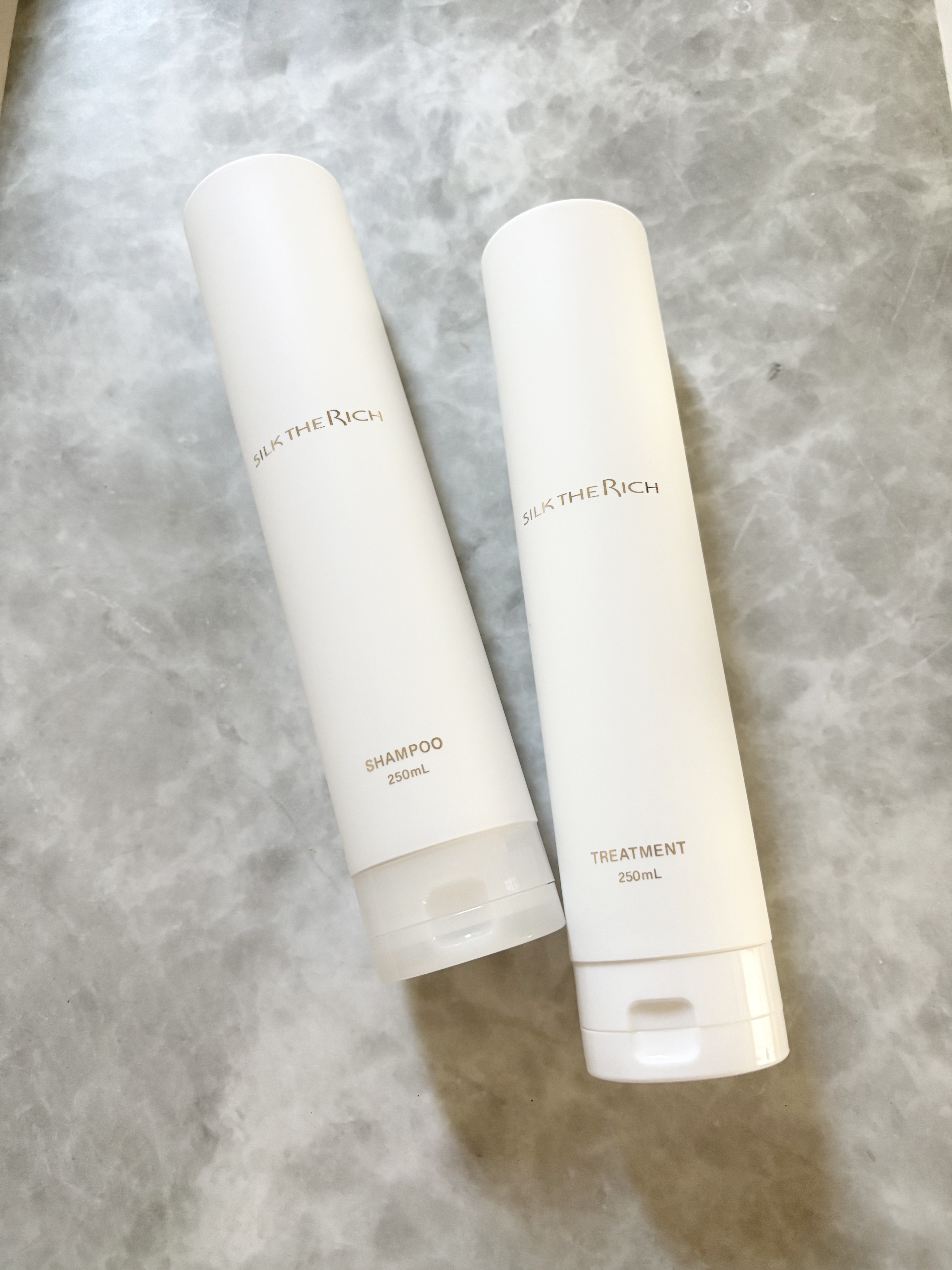 シルクザリッチ【モイスト&リペア】
（ゴールデンペアー・フリージアの香り）

夏の紫外線ダメージを受けた毛髪や頭皮を洗いながら補修・保湿してくれます

香水のような香りでとてもいい匂い♡