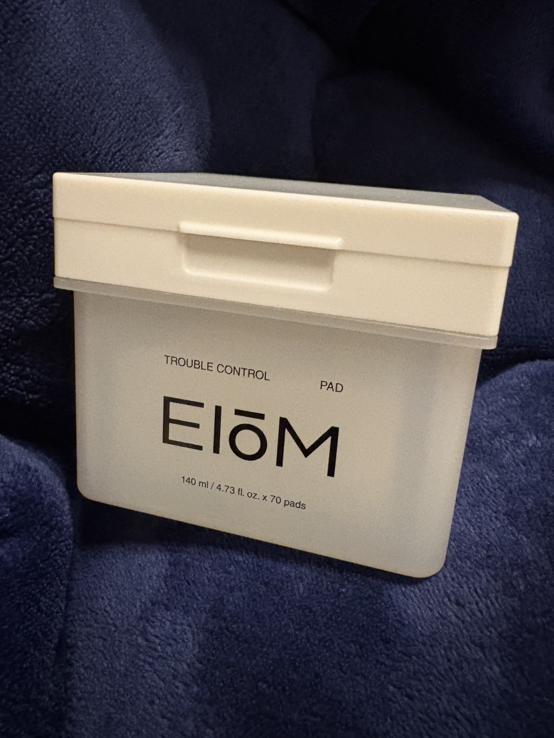 EIOMのトラブルコントロールパッドを数週間使っています。

まず、パッド自体がやわらかくて肌あたりが優しいのが好印象。エッセンスもしっかり含まれていて、拭き取ったあとに肌がしっとり落ち着く感じがあります。ざらつきやごわつきが気になった日で