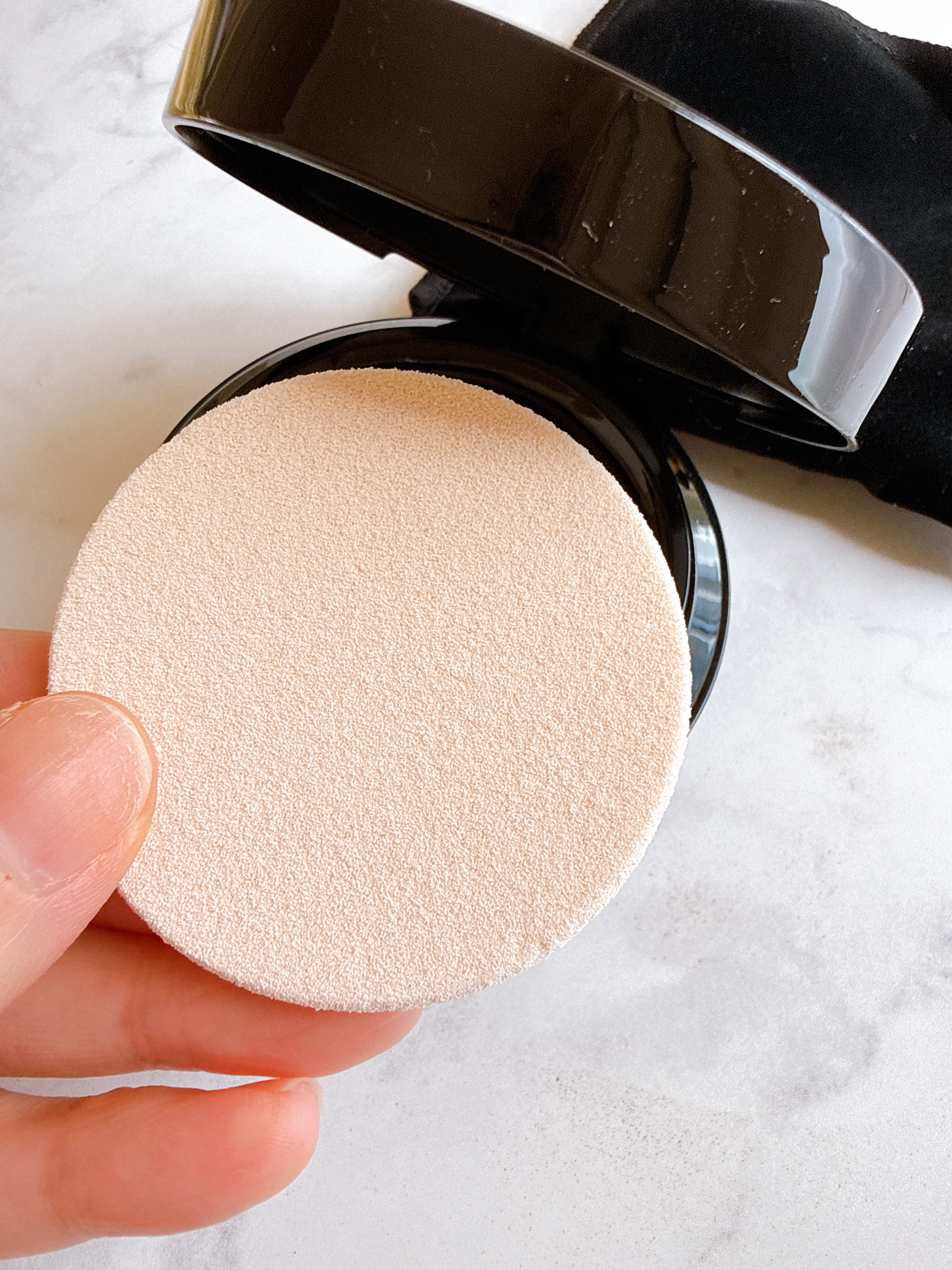 MiMC ミネラルリキッドリー ファンデーション SPF22 PA++のクチコミ「MIMCのミネラルリキッドリーファンデーションを使用しました。

パフはもちもちっとした丸形の.....」（2枚目）