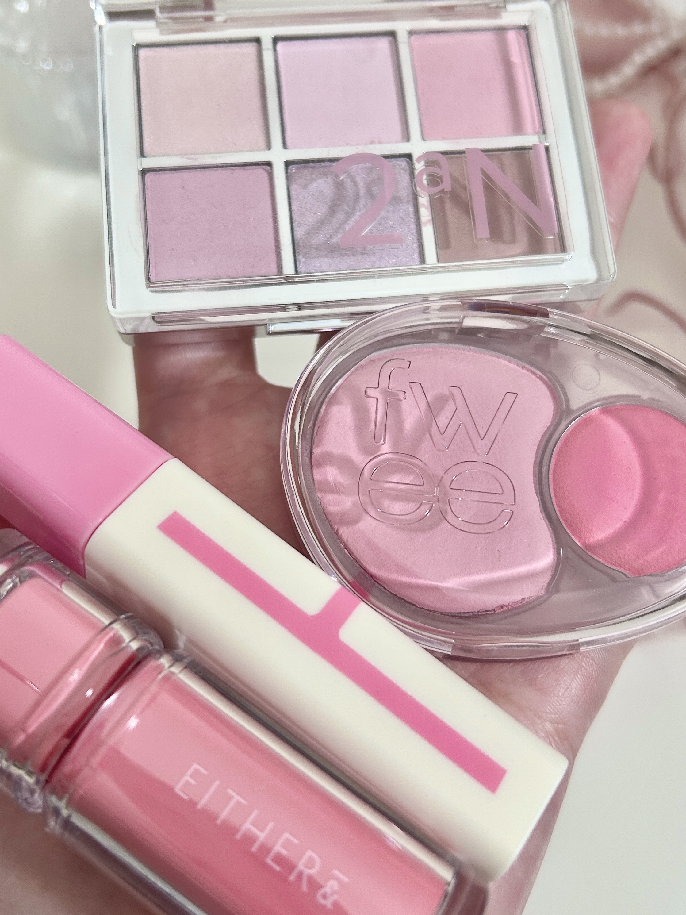 1stイエベ春 2ndブルベ夏の私が
「あれ？私1stブルベ夏だったけ？？？？？？」
と錯覚するくらいに、肌に馴染んで浮かずにとんでもなく可愛いブルベ夏メイクができた日のコスメデッキ‎🪞🫧

特に最近使い始めたA.chiのリップをリップ