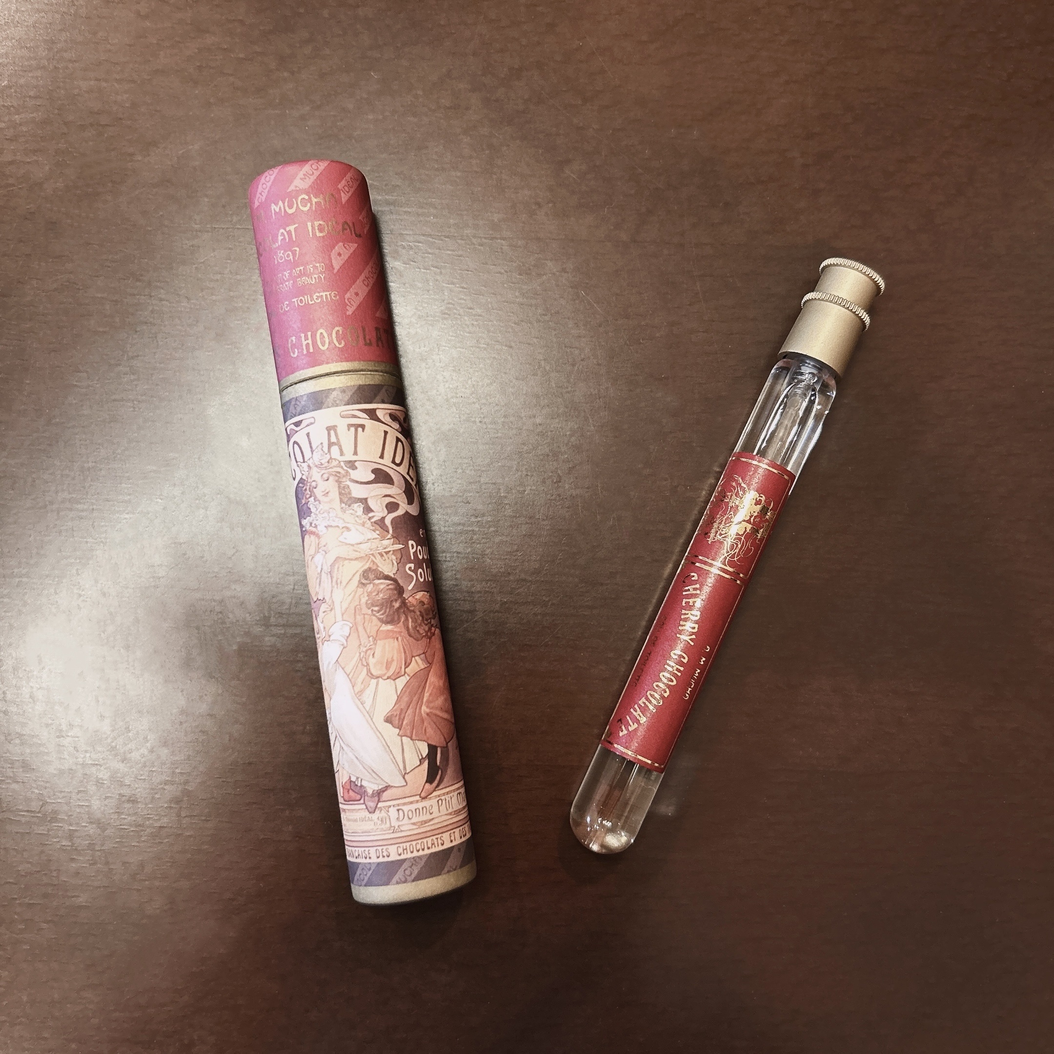 〈MUCHA〉
オードトワレ
ショコラ・イデアル チェリーチョコレート 1897

発売前から楽しみにしていた香水！
吹きたてはガツンとチェリー🍒
チェリーのシロップ漬けみたいな、とろんとした甘味とナツメグのほんのりスパイスを感じます♥️