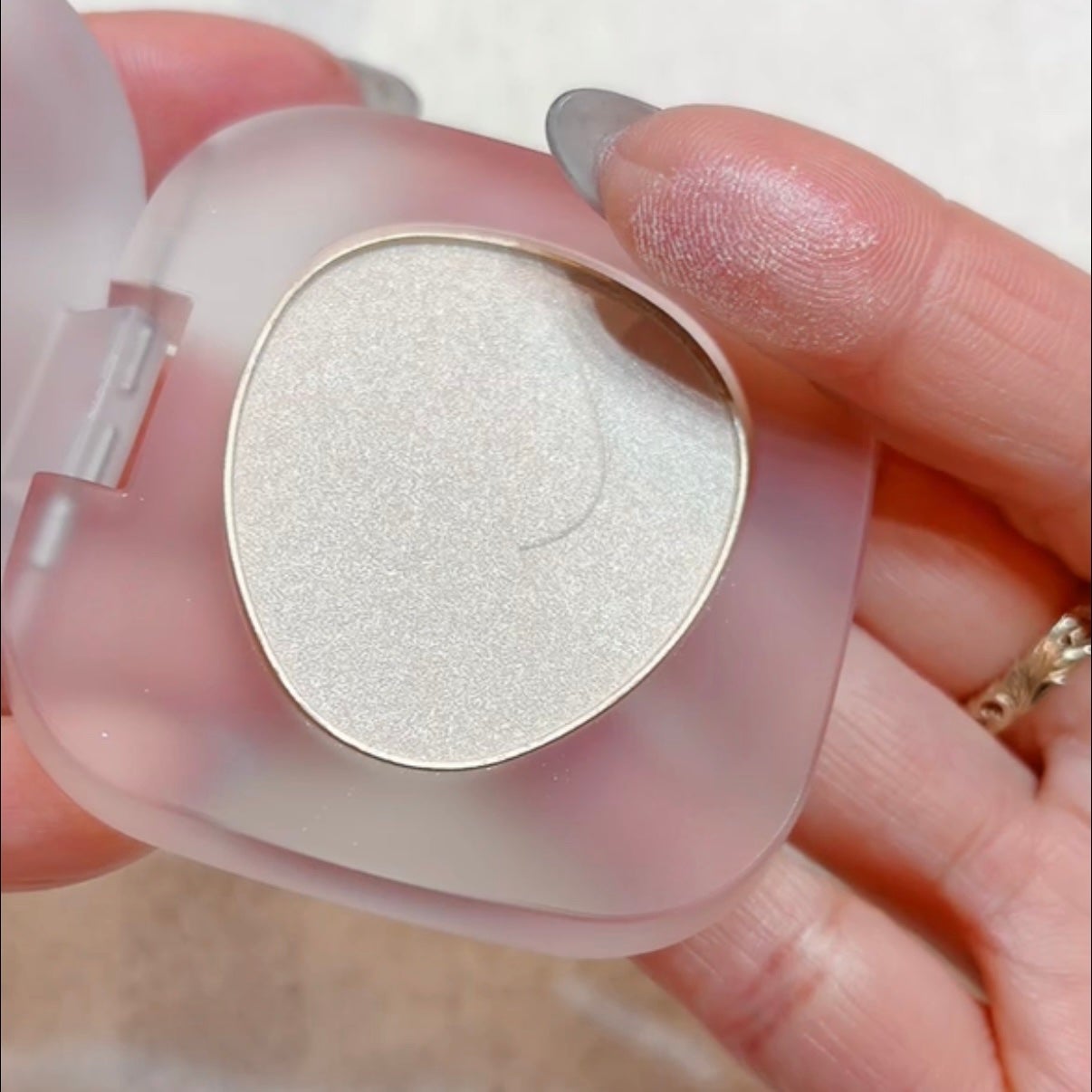 トーン ペタル フロート ブラッシュ/to/one/パウダーチークを使ったクチコミ(5枚目)