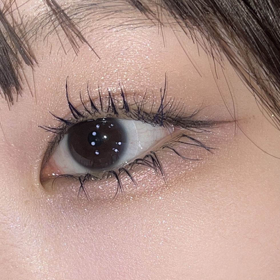 【アイメイク】偶然の産物

⚪️LUNASOLのアイカラーレーション15
オレンジブラウンのギラギララメに
⚪️SUQQU メイクアップ キット 舜華
この紫のカラーを重ねたら
びっくり！可憐なピンクカラーになりました。

めちゃくちゃ使い