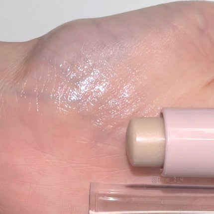 DAISO KM メロウスティックバームのクチコミ「100均にあるよ!濡れ艶バームハイライト✨
繰り出しタイプ
リップクリームかそれ以上に固さが.....」(2枚目)