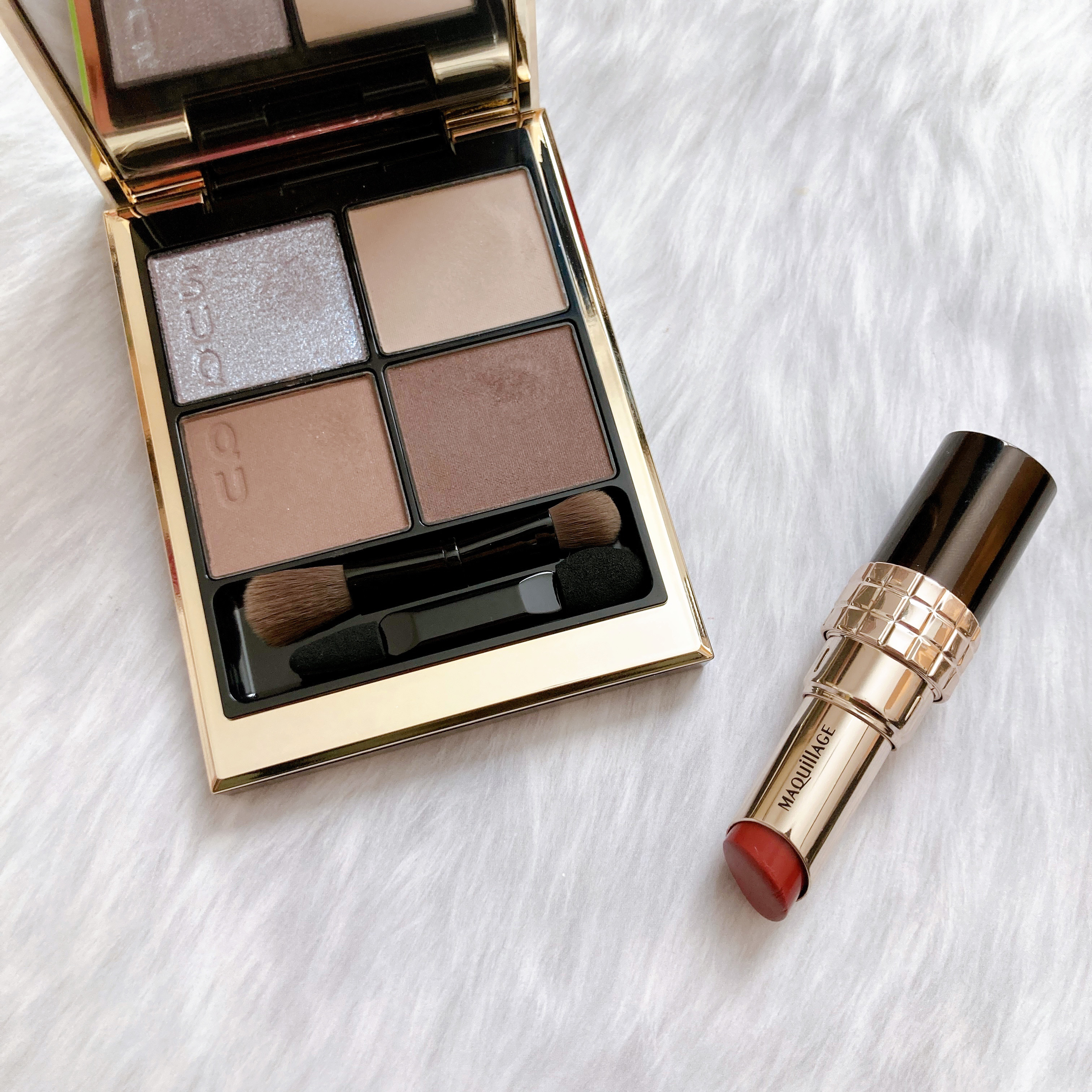 SUQQU冬コレでブルベ冬メイク❄️

今日はSUQQUの霜来にマキアージュのローズリップでブルベ冬メイクにしました♡

アイメイクは
・右上をまぶた全体に広げる
・左下を二重幅にぼかす
・右下を上の目のキワと下目尻のキワに入れる
・左上を