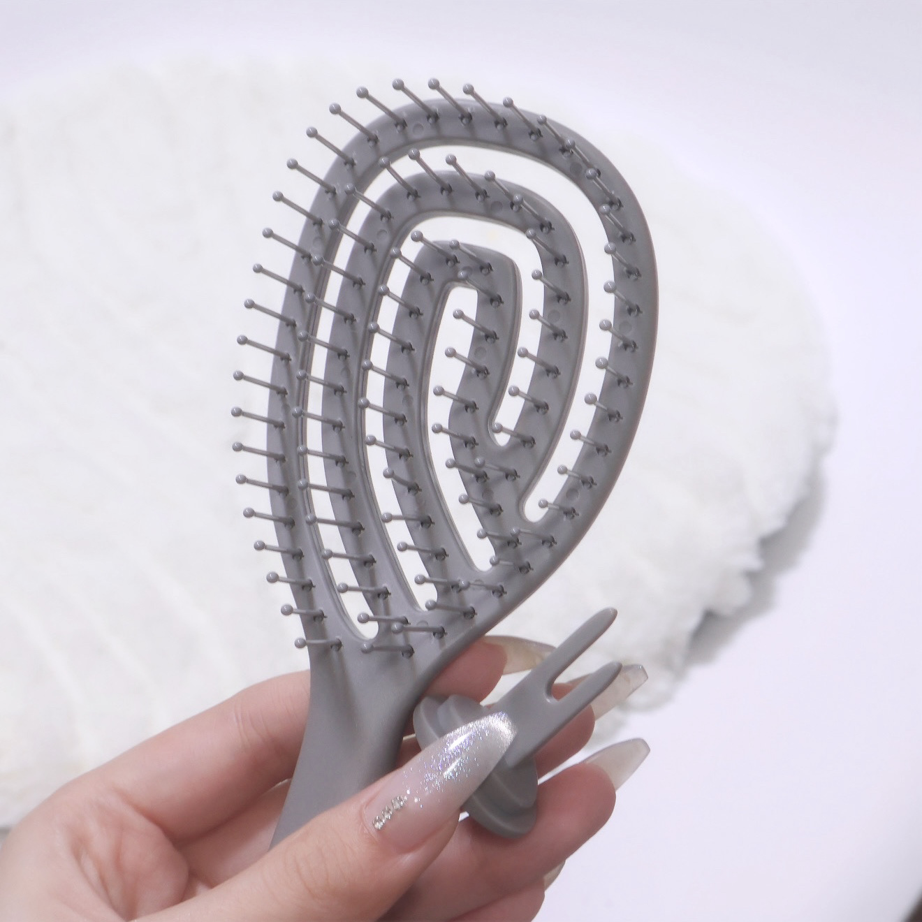 ダイソーの早く乾くブラシ、後ろにお掃除できるヤツがついてるのすごくない？？？？