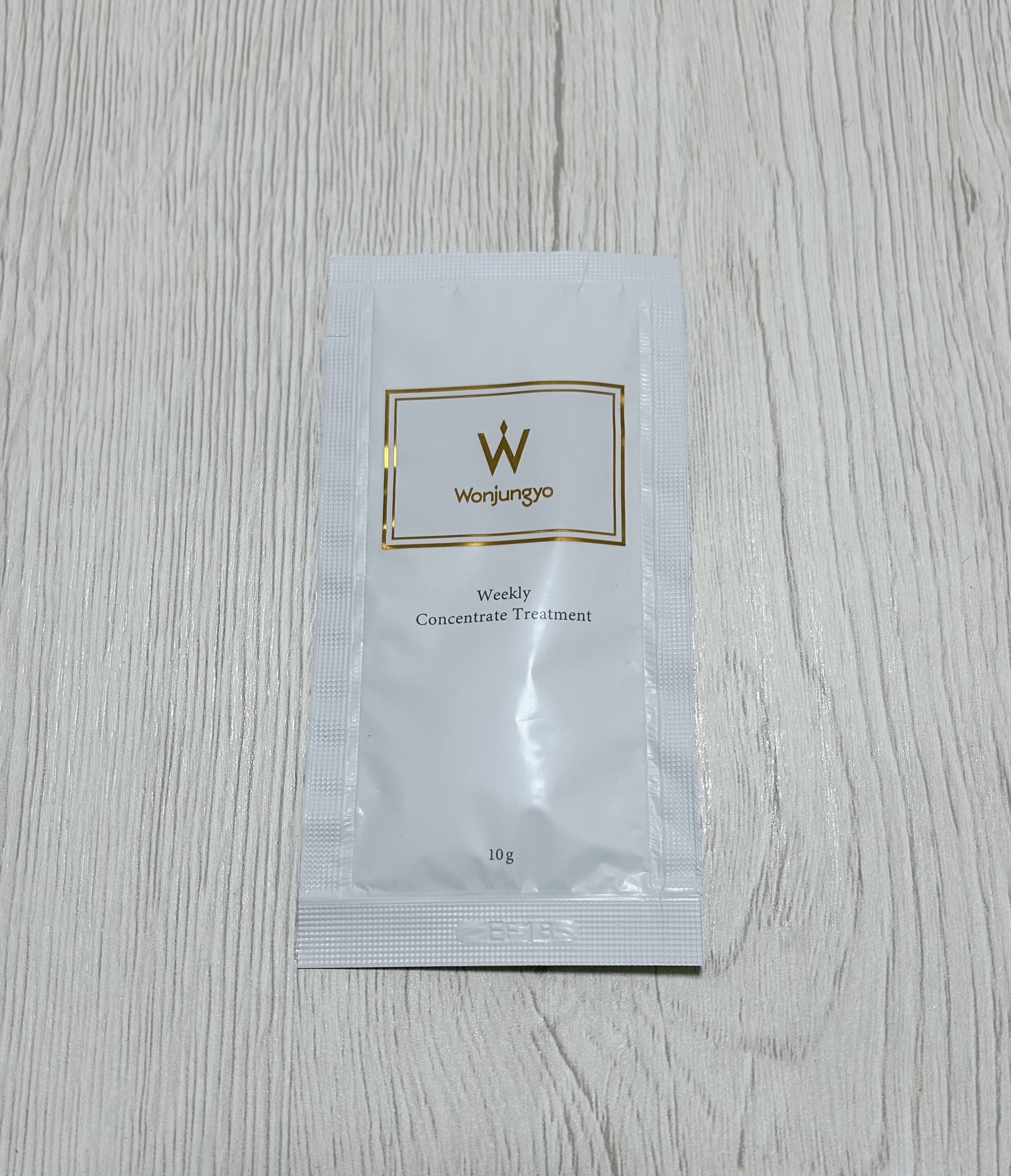 Wonjungyo
ウィークリーコンセントレート
トリートメント
10g　297円（税込）

週1回の集中ケア用トリートメントです。

4回分のセットもありますが、まずはお試しとして個包装の1回分を購入しました。
ヘアマスクは使い切れず余ら