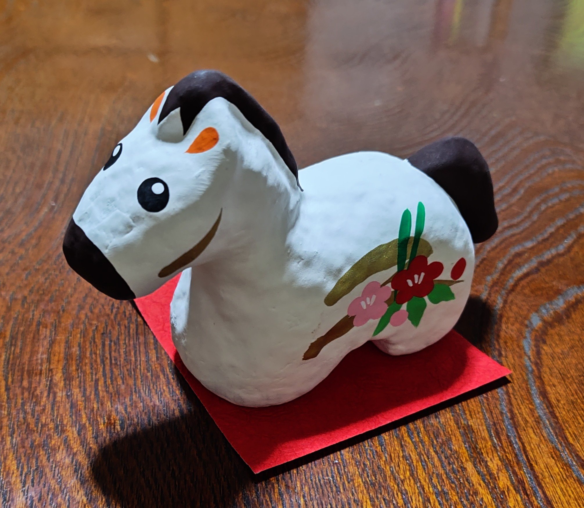 自動車屋さんから戴いた、来年の午年の張子の馬がオトボケ顔でクスッとしてしまいました（笑）