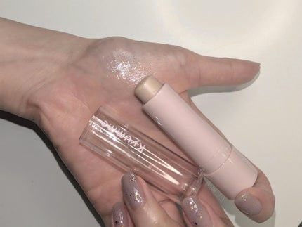 DAISO KM メロウスティックバームのクチコミ「100均にあるよ!濡れ艶バームハイライト✨
繰り出しタイプ
リップクリームかそれ以上に固さが.....」(1枚目)