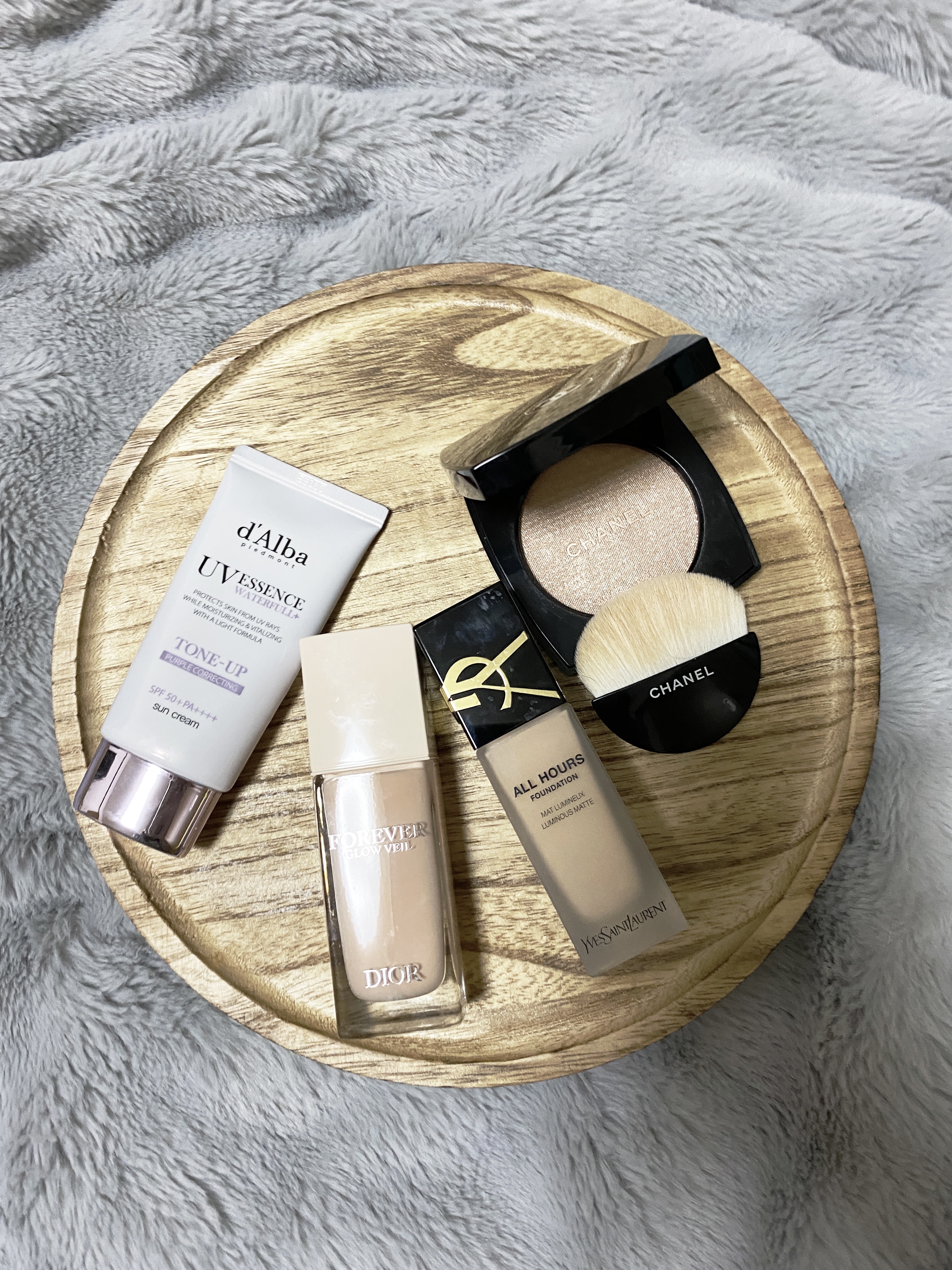 お気に入りデパコスの
ベースメイクアイテム🕊️🌿

冬でも乾燥しないアイテムを選ぶようにしています🍂✨

#デパコス #イルミ映えコスメ図鑑 #ダルバ #CHANEL #ディオール #デパコス購入品 