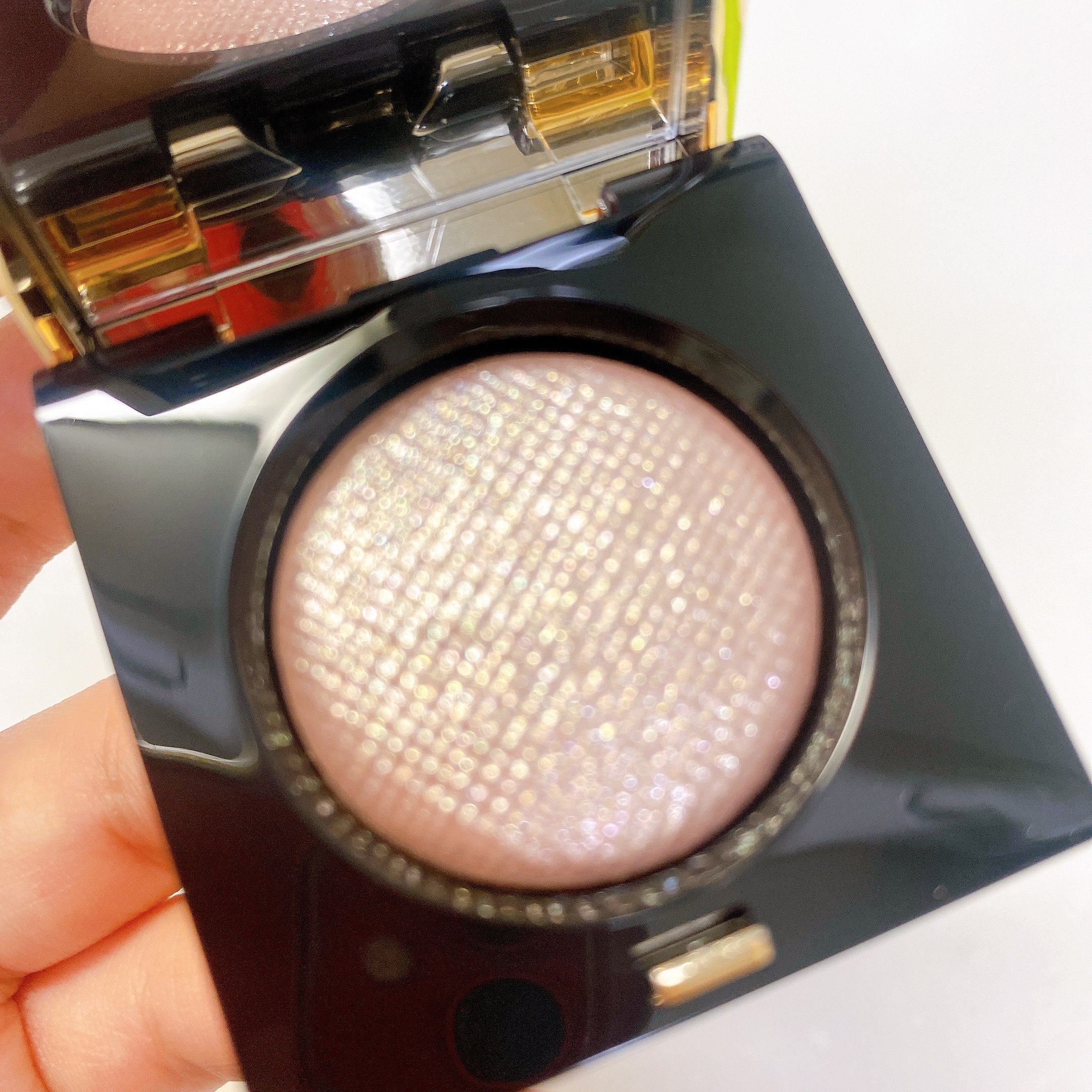 リュクスアイシャドウ 01 ムーンストーン(リッチ スパークル)/BOBBI BROWN/単色アイシャドウを使ったクチコミ（3枚目）