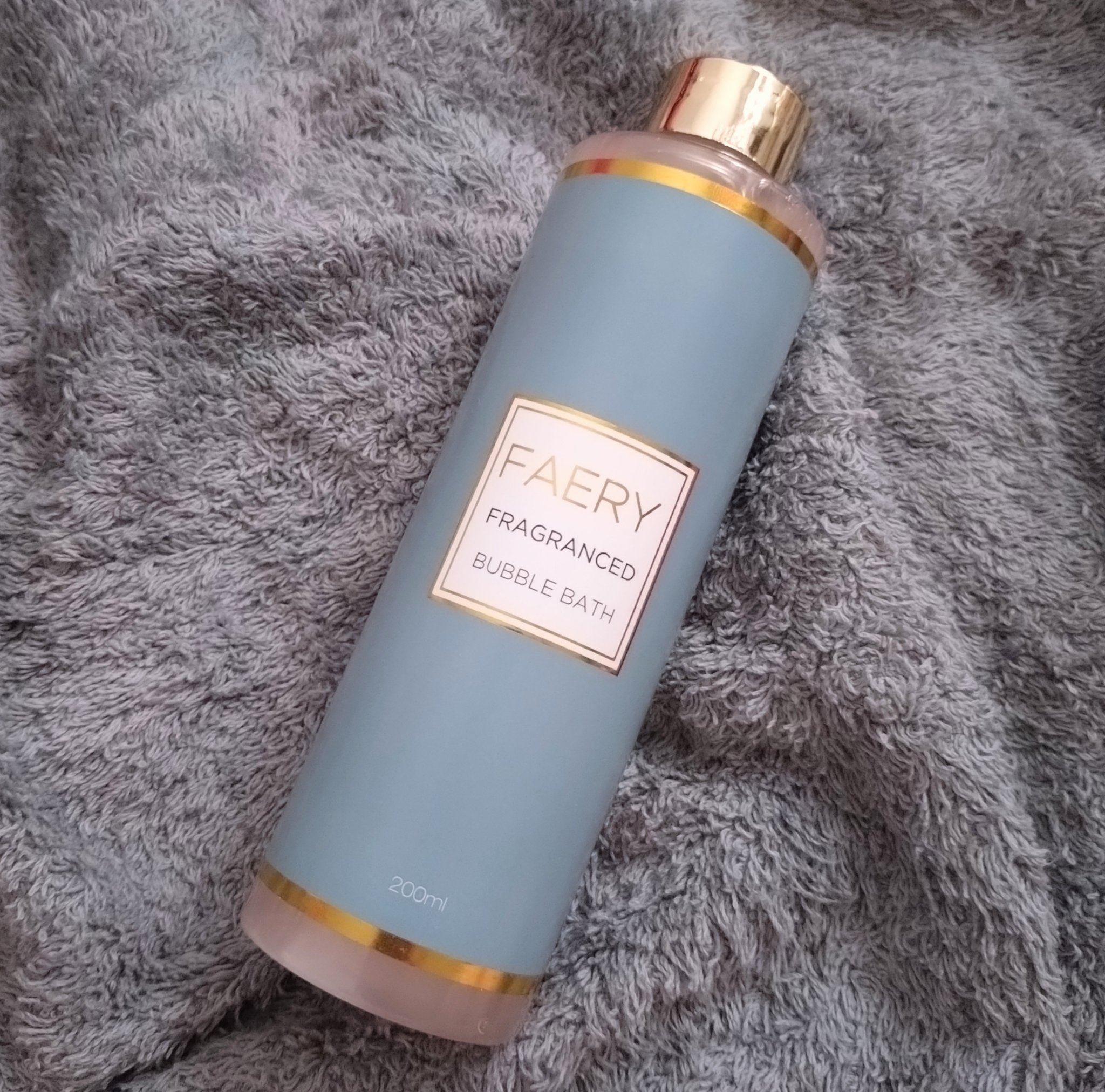 ファシナンテピオニーの香りです！‥がすぐ香りなくなります😅
バブルバス初めてなんですが、お湯を入れる前に、このバブルバスの元を入れてから、勢いよくお湯（シャワーでもいいかも）をそそいで泡立てます。
特に温浴成分とか、美容成分もなさそうなの