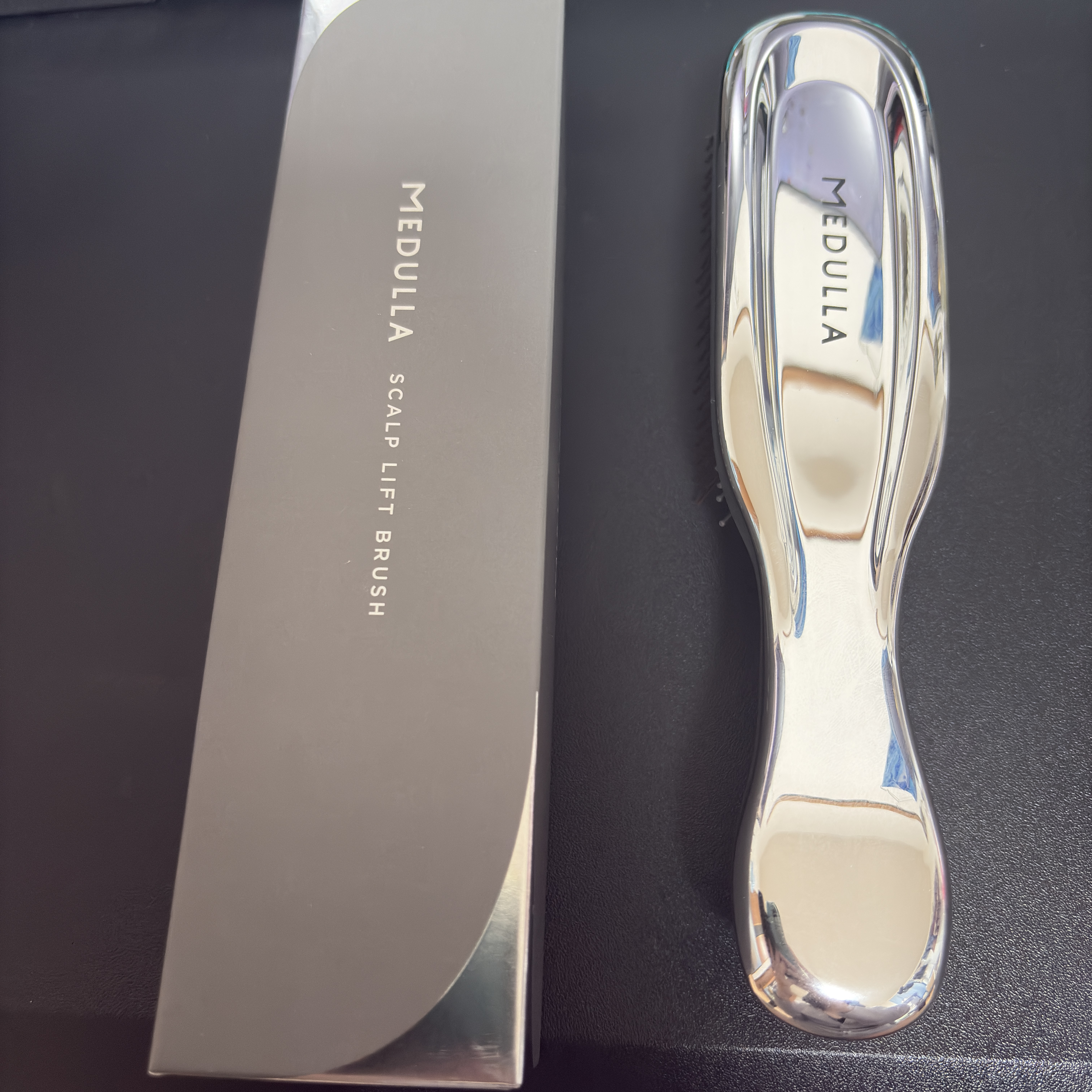 ★MEDULLAスカルプリフトブラシ

初回に頼んだ際についてきたこちらのリフトブラシ。
指では落としきれない毛穴汚れにアプローチしてくれます。

使用方法は
1.髪が乾いてる間に、髪全体をとかし、髪をなめらかにする。
2.髪を十分に濡らし