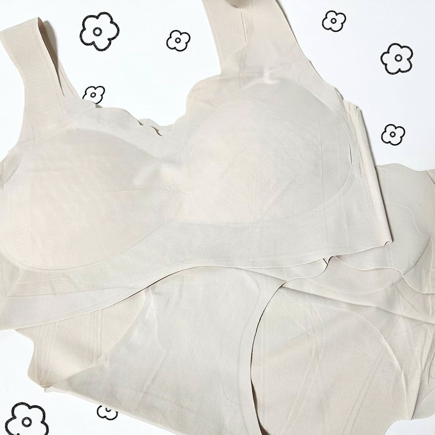 👙ノンワイヤーブラ セット
　
　
お声がけいただいて早速使っています。カラーはピンクグレーにしました♡

シームレス下着はパンツの方を所持していたのですがブラは初めて使いました。パンツの方は股の部分が二重になっていて安心！ブラの方は薄目