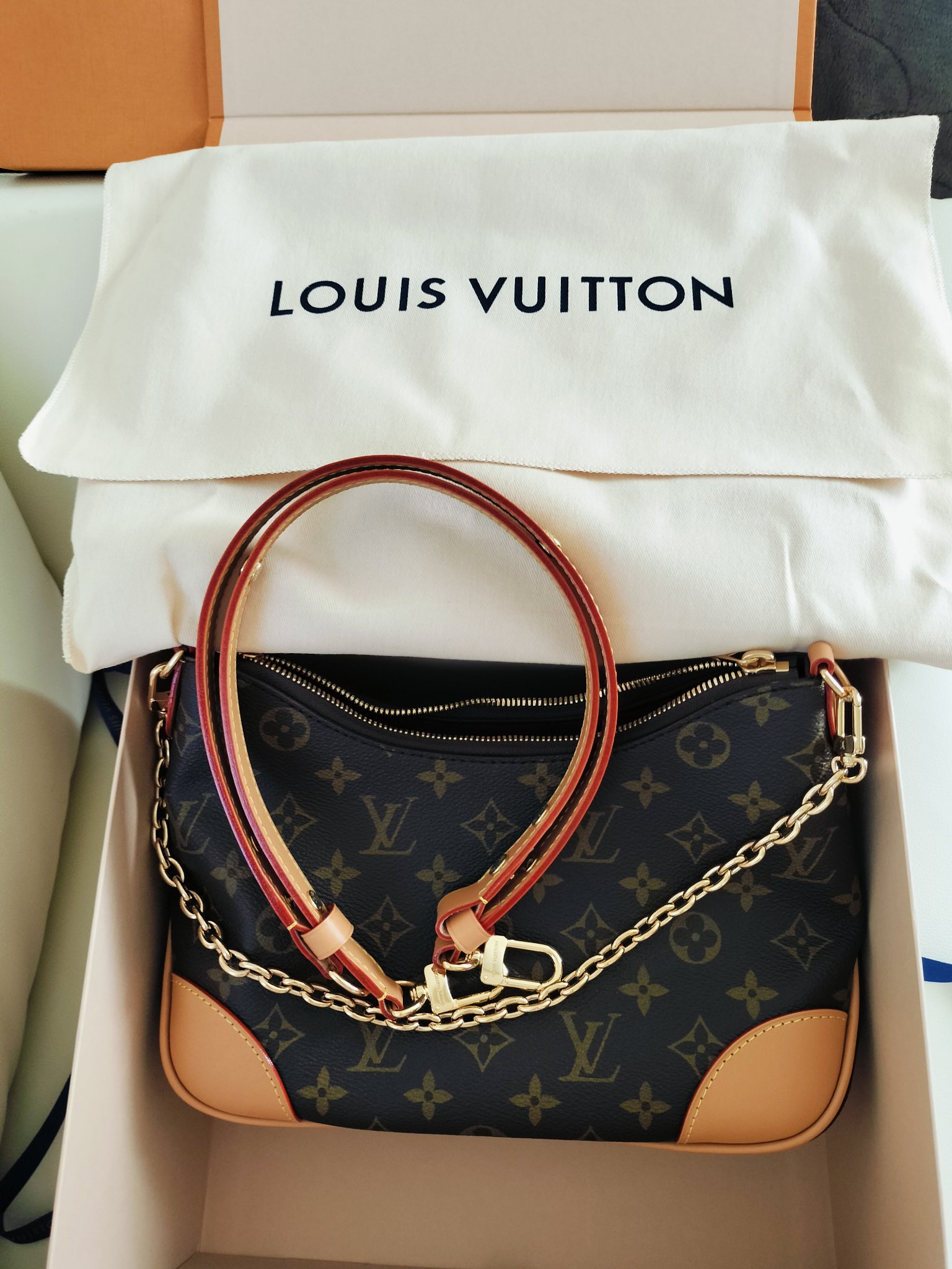 ルイ・ヴィトン　ブーローニュ PM
￥422,400
自分の誕生日プレゼントに購入しました。
体にフィットした形がスタイリッシュでカジュアルコーデにも似合いそうです。
以前は可愛い！形が好き！の気持ちが大きかったですがやはり使いやすく肩が凝