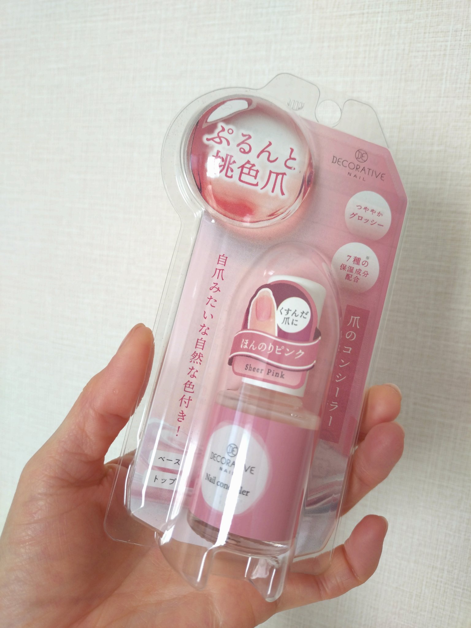 ほんのりピンク🩷
美爪色に色付け💅

◆１本で４役
ベースコート＋うるおいケア＋トップコート＋ジェル風仕上げ

◆７種の保湿成分in
サンザシエキス、リンゴ果実エキス、グレープフルーツ果実エキス、ナツメ果実エキス、ライム果汁、オレンジ果